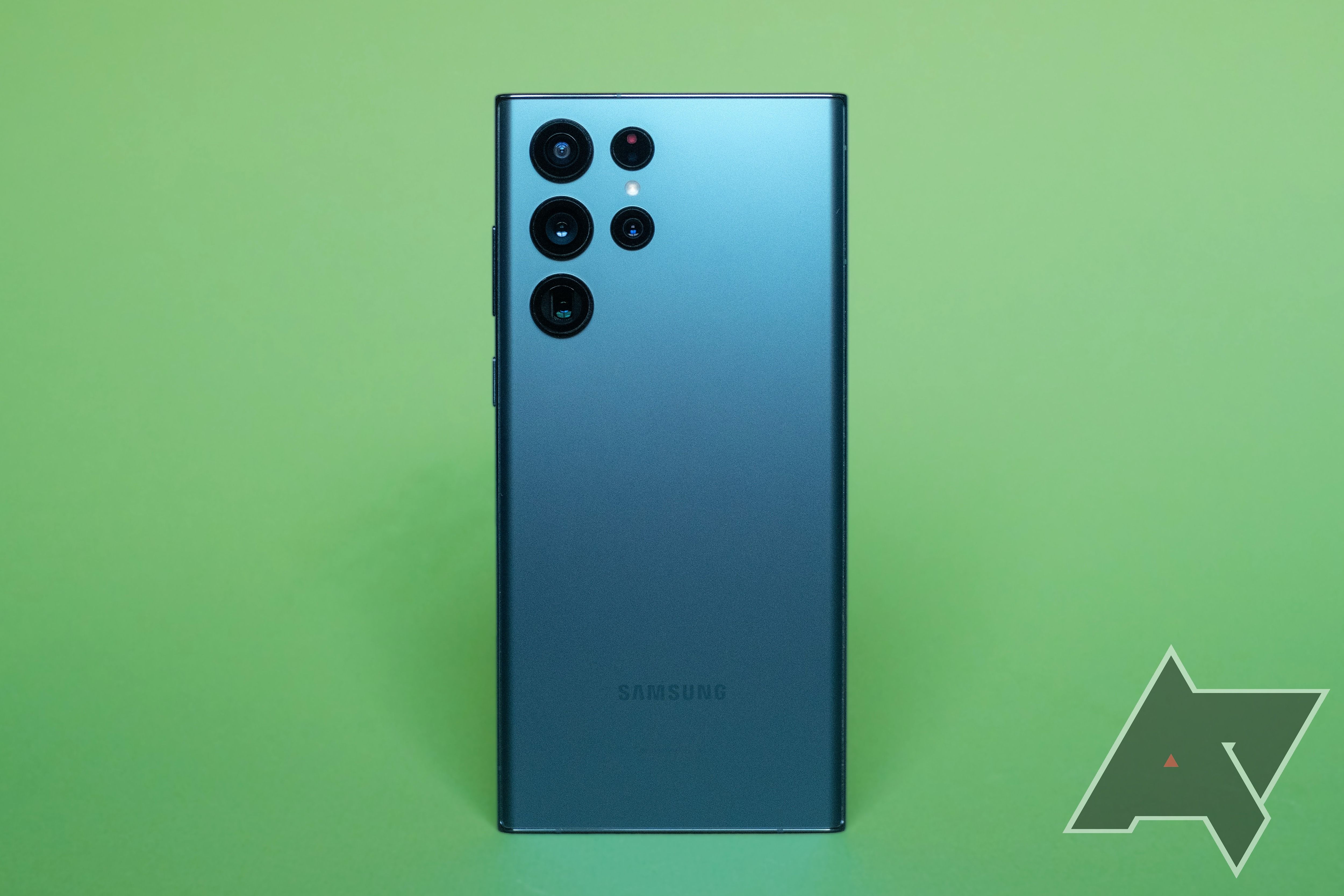 Um Samsung Galaxy S22 Ultra contra um fundo verde