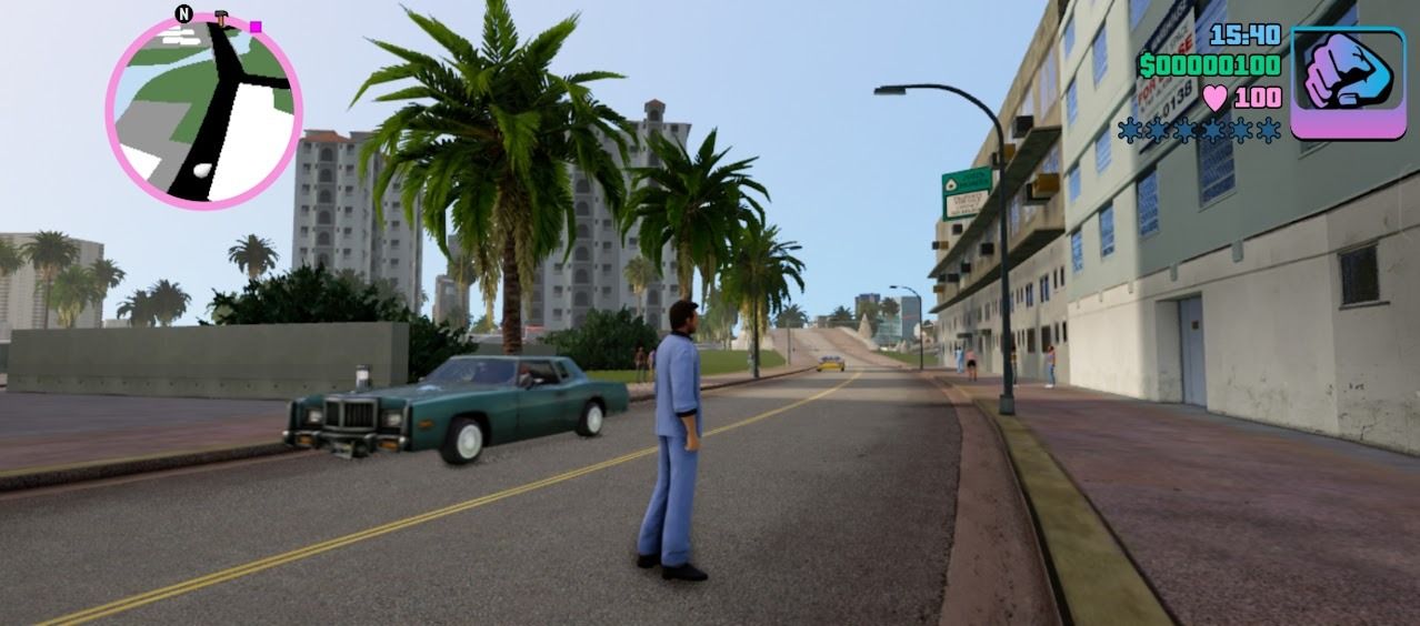 Jogabilidade de GTA Vice City no Android mostrando homem de terno azul na rua da cidade
