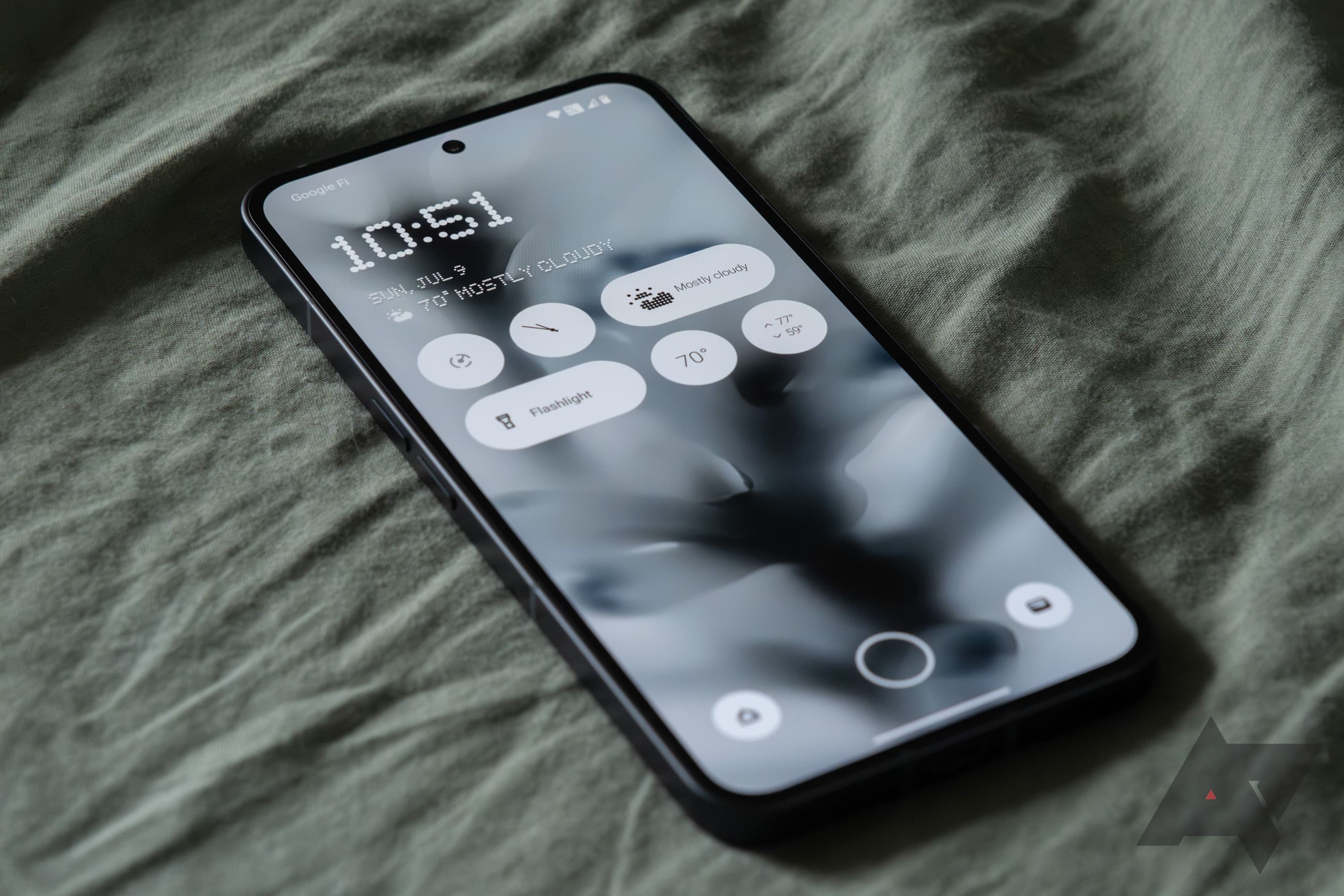 The Nothing Phone 2 mostrando os widgets da tela de bloqueio