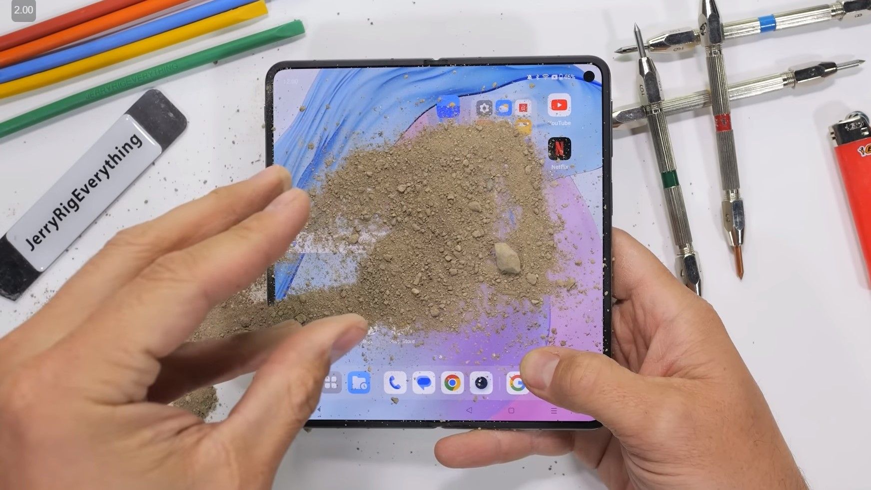 Polvilhando areia na tela interna do OnePlus Open