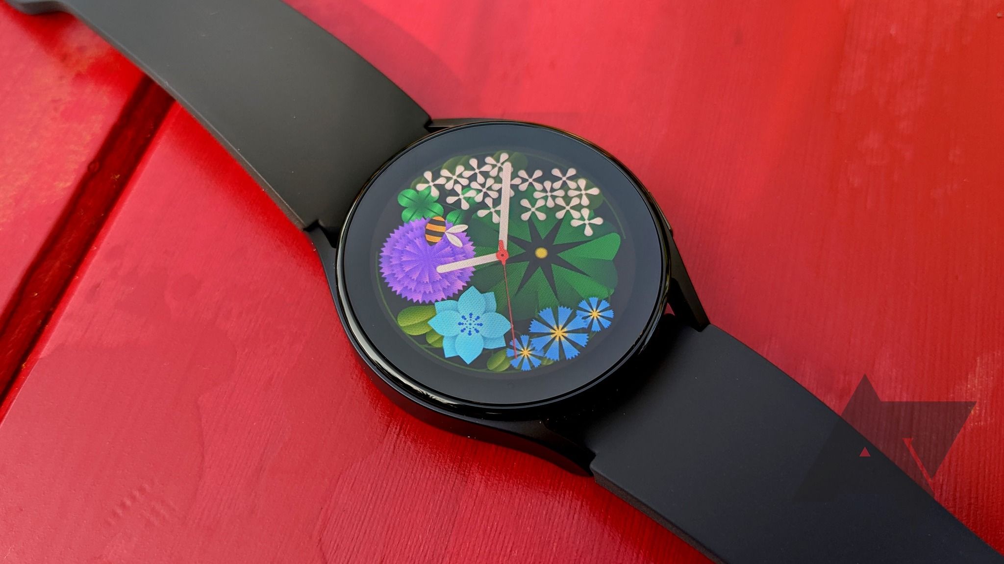 O smartwatch galaxy Watch 5 com mostrador floral.