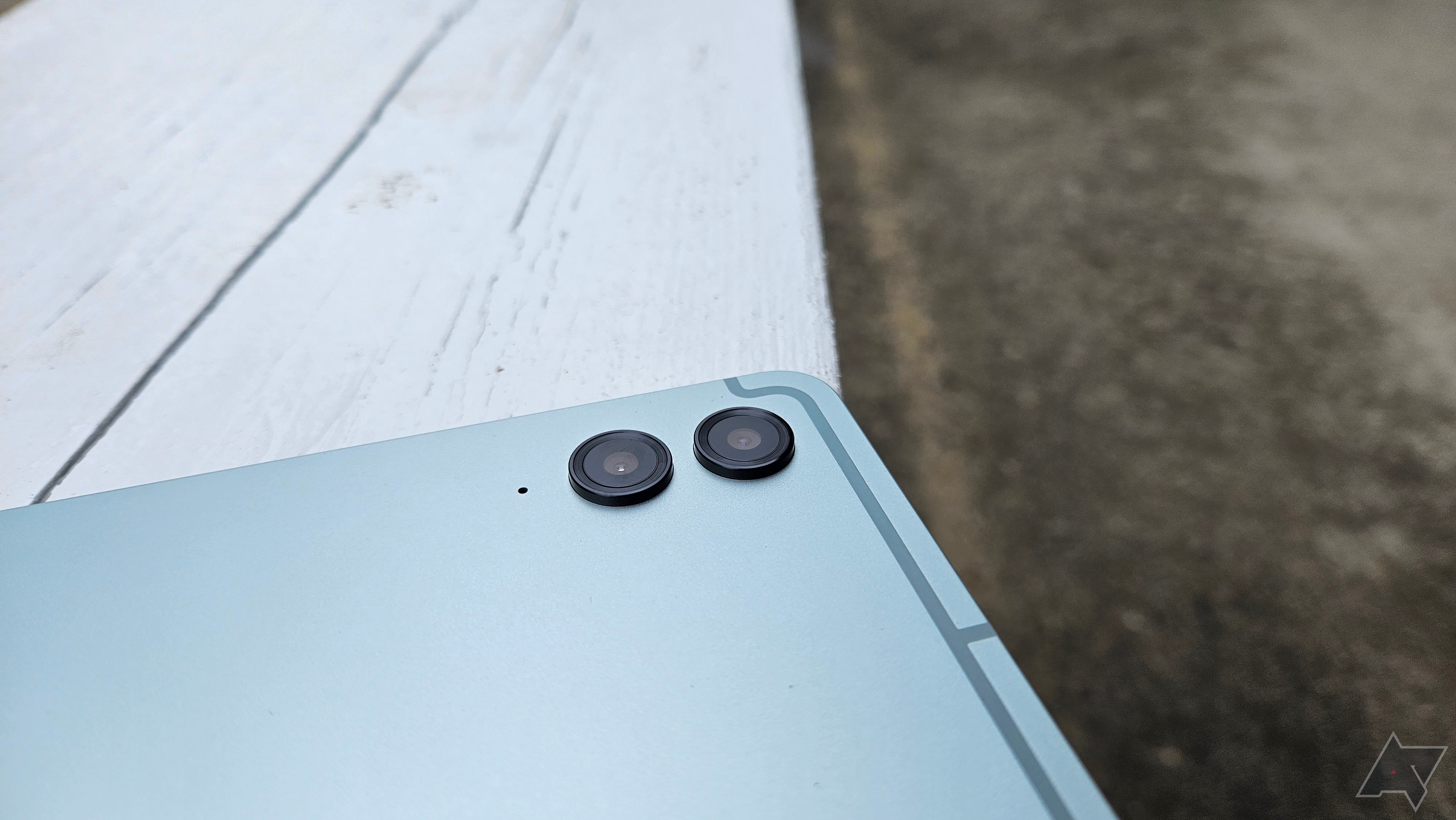 Câmeras Samsung Galaxy Tab S9 FE+ em um banco de madeira