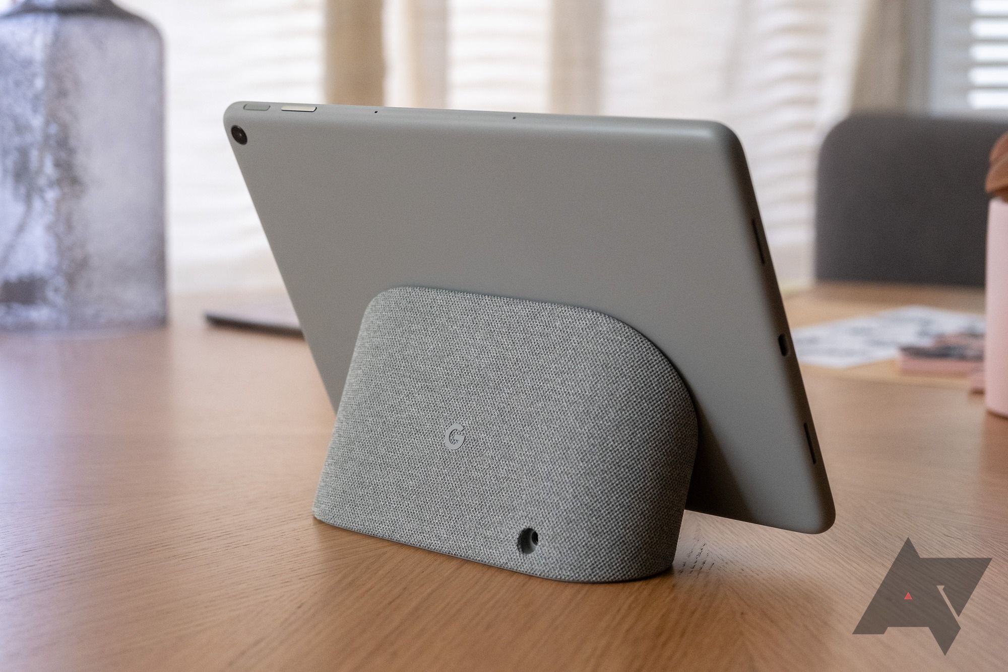 O Google Pixel Tablet em um suporte mostrando a vista traseira.