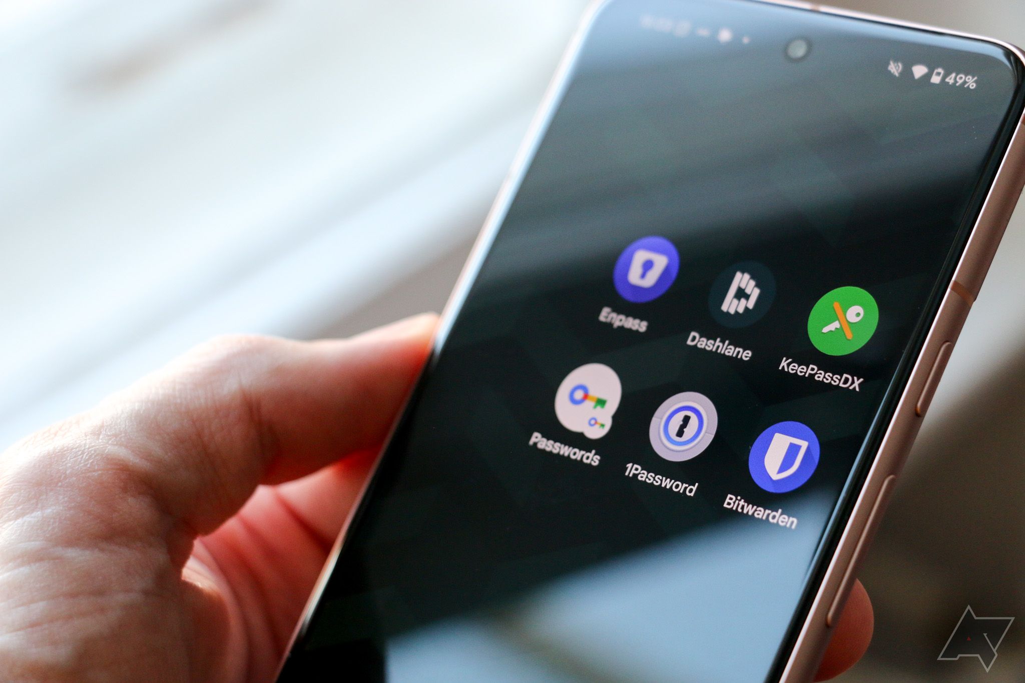 Seis gerenciadores de senhas diferentes organizados artisticamente na tela inicial de um telefone Android