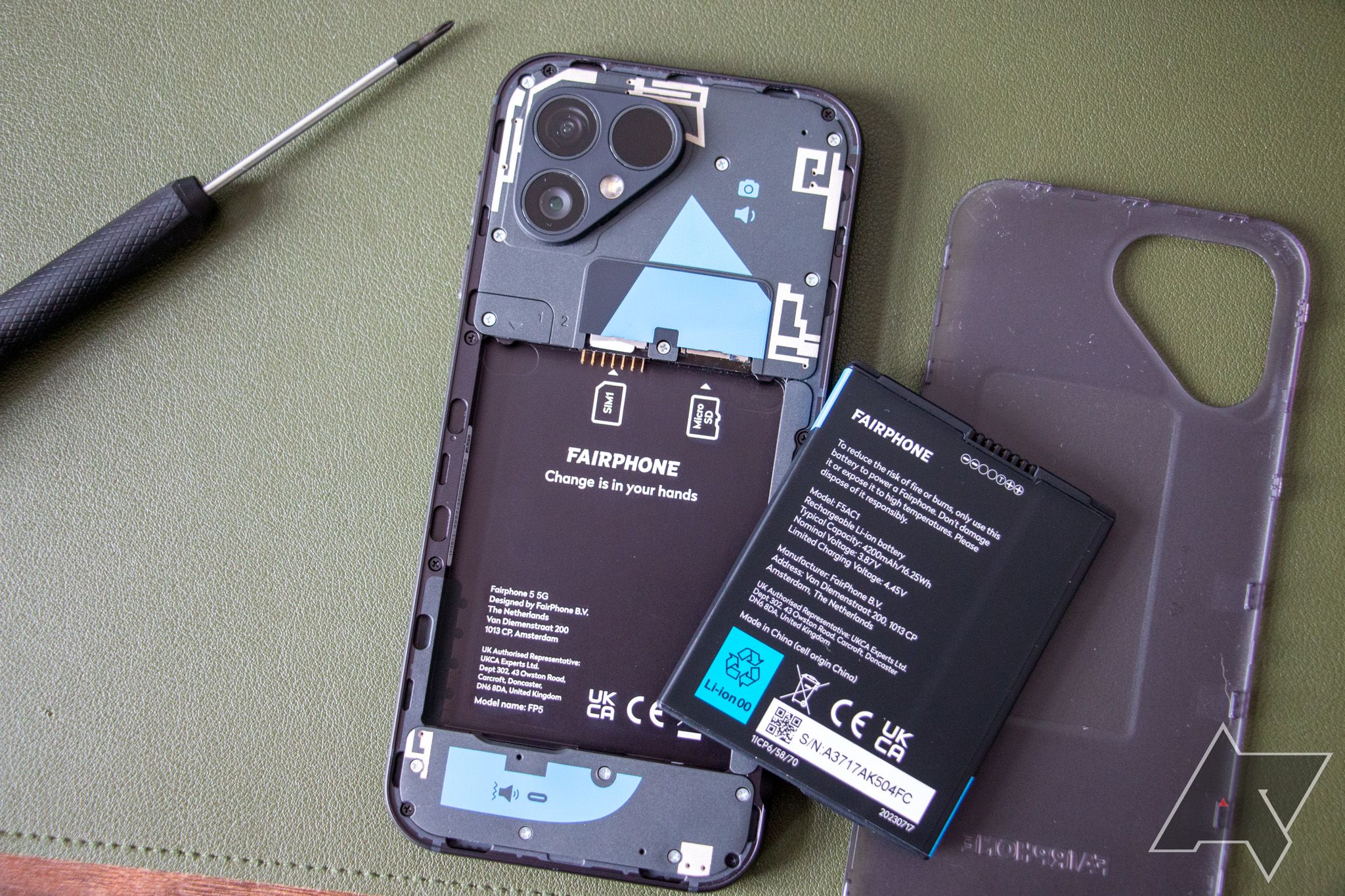 O Fairphone 5 com painel traseiro e bateria removidos