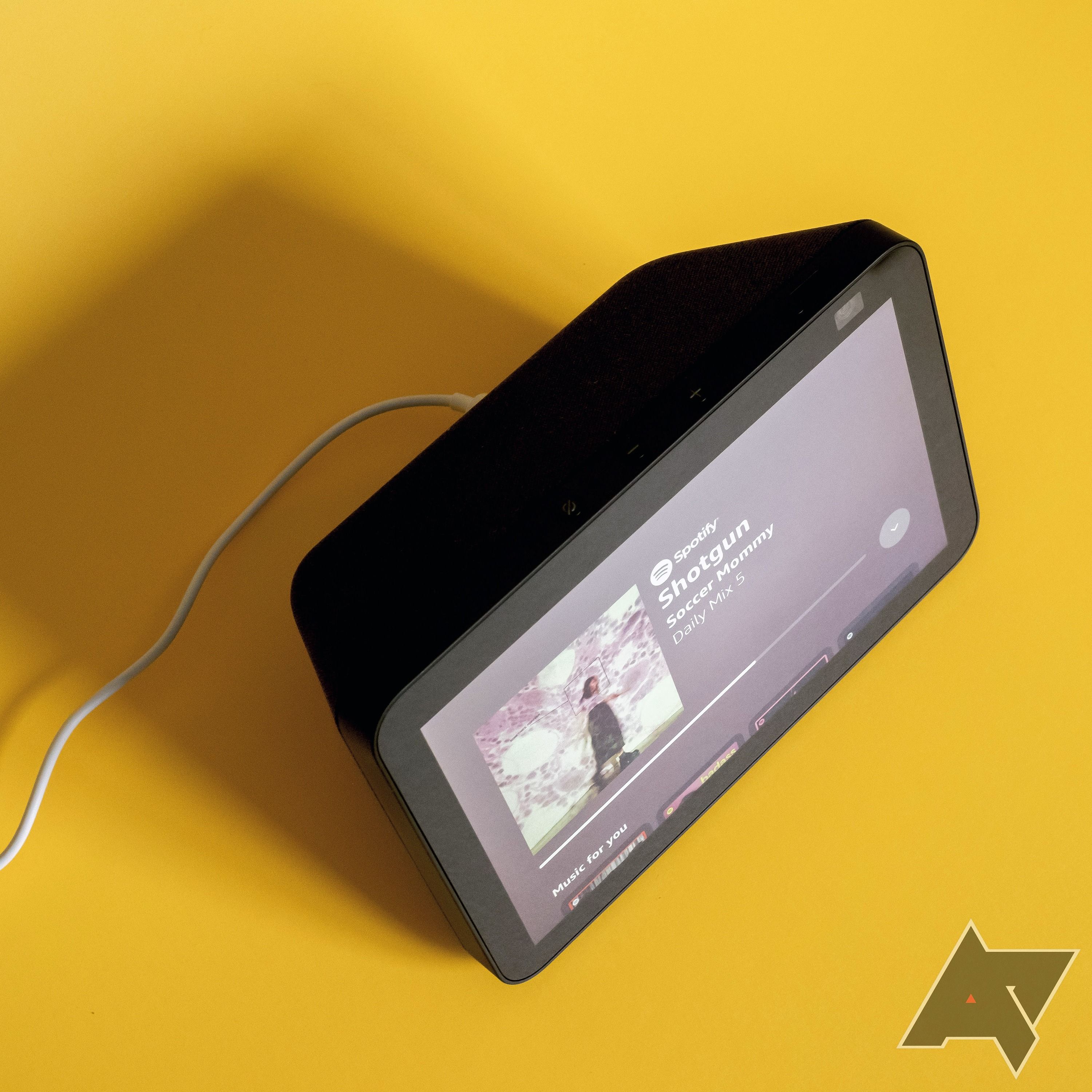 Vista superior de um Amazon Echo Show 8 de segunda geração colocado em uma superfície amarela