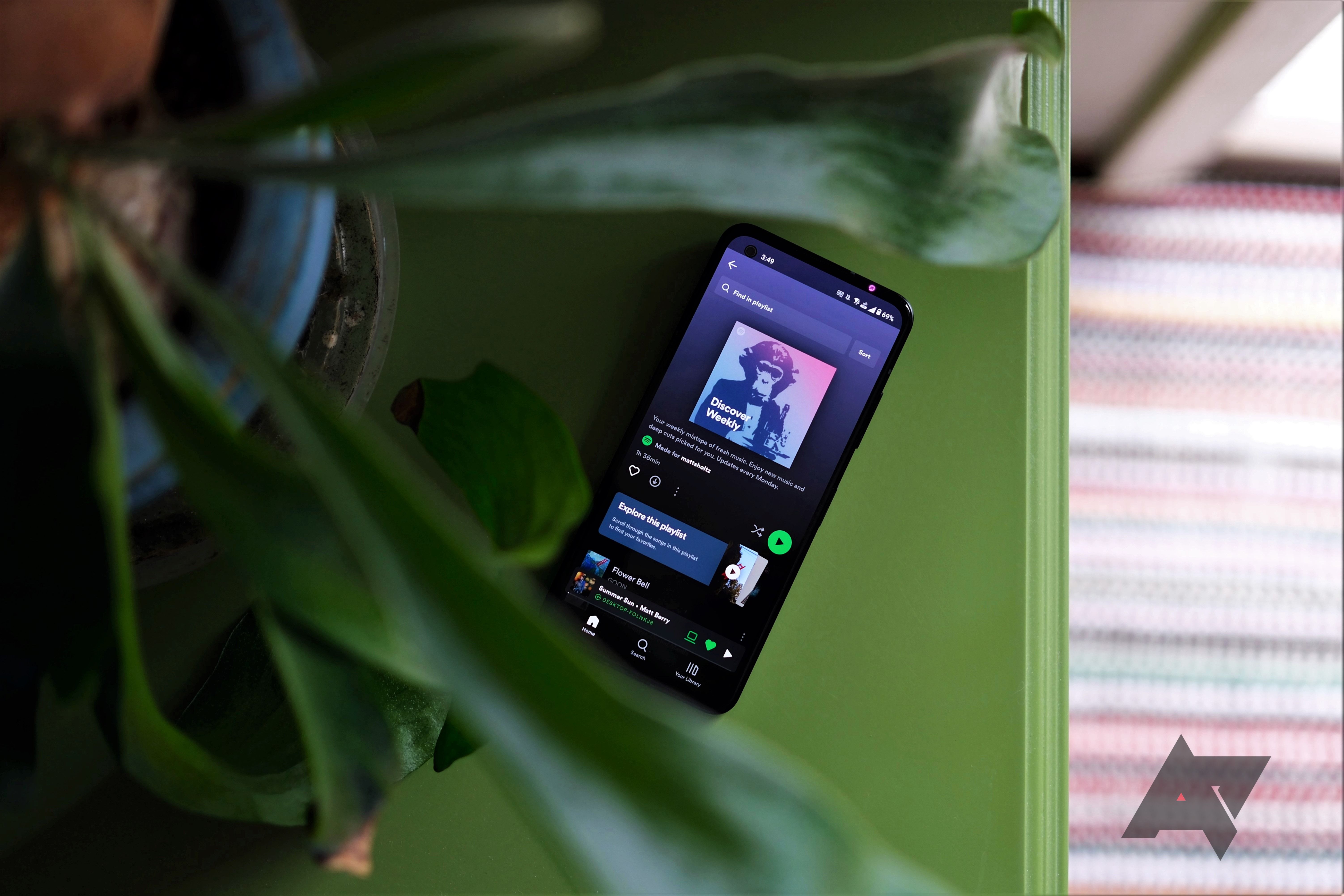Asus Zenfone 10 jogando spotify embaixo da planta