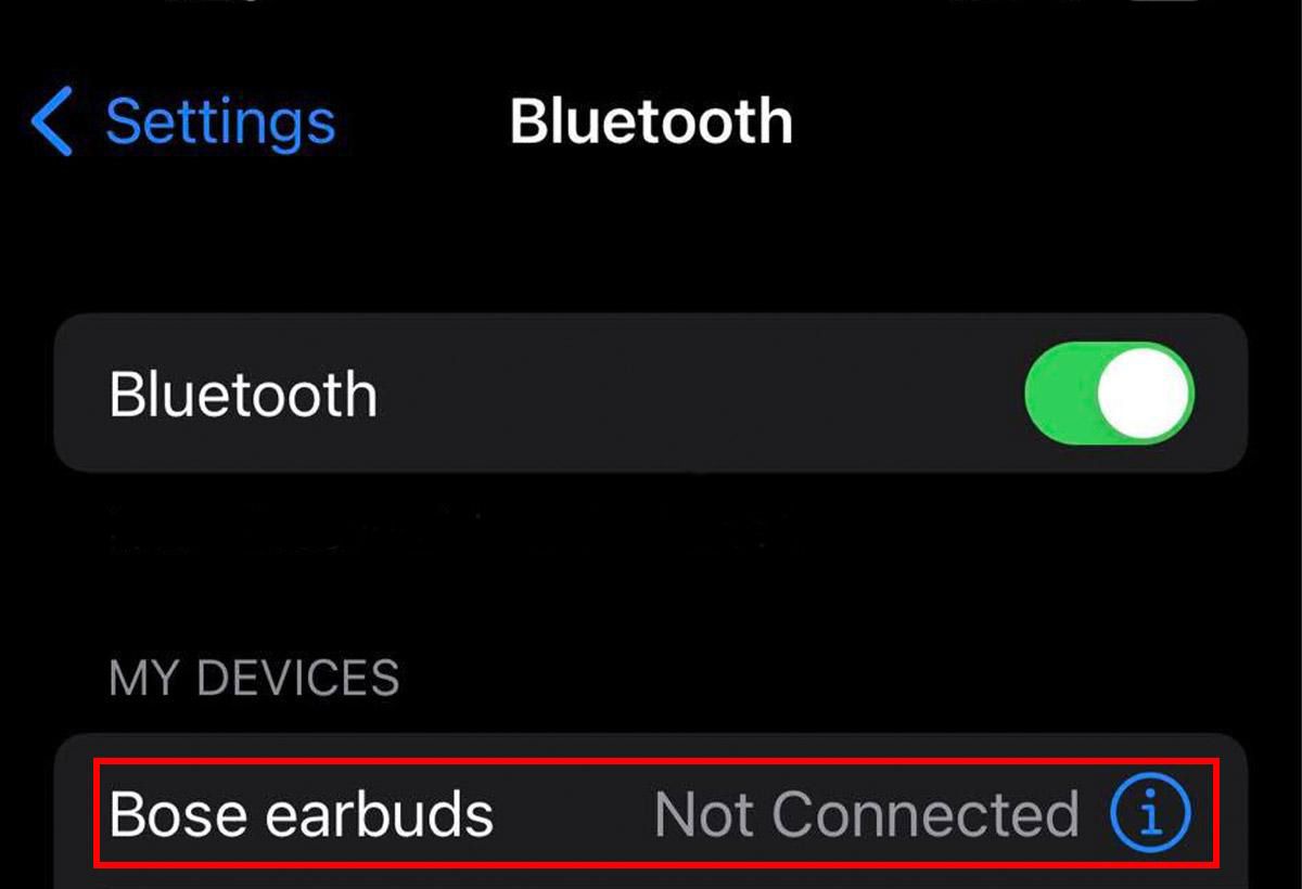 Imagem da interface Bluetooth do iOS exibindo uma lista dos meus dispositivos, com a opção de fones de ouvido Bose destacada em vermelho para facilitar a identificação.