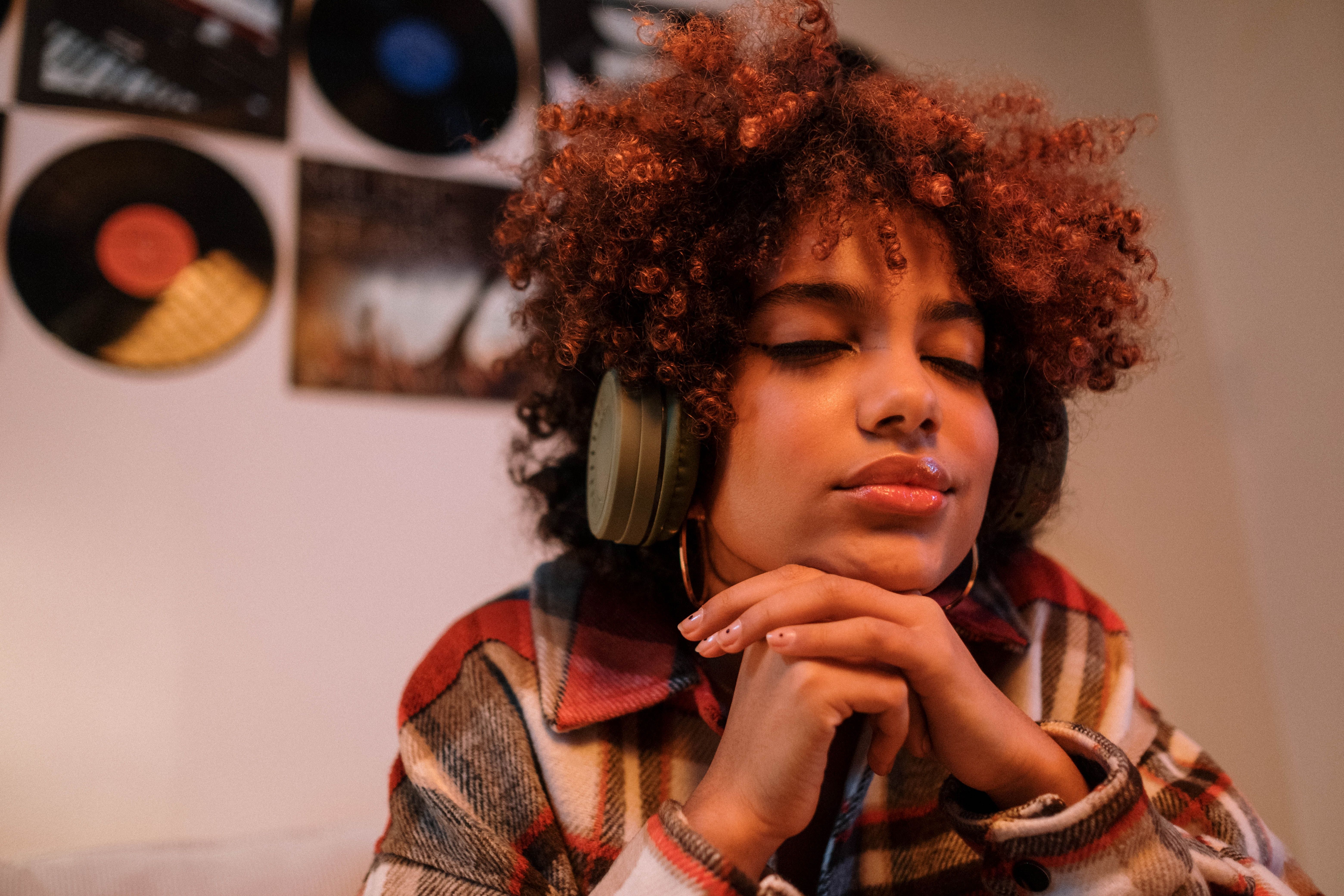 Foto de uma mulher ouvindo música em seus fones de ouvido
