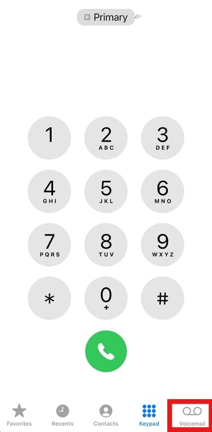 A página inicial do aplicativo Phone do iPhone com a guia Voicemail destacada.