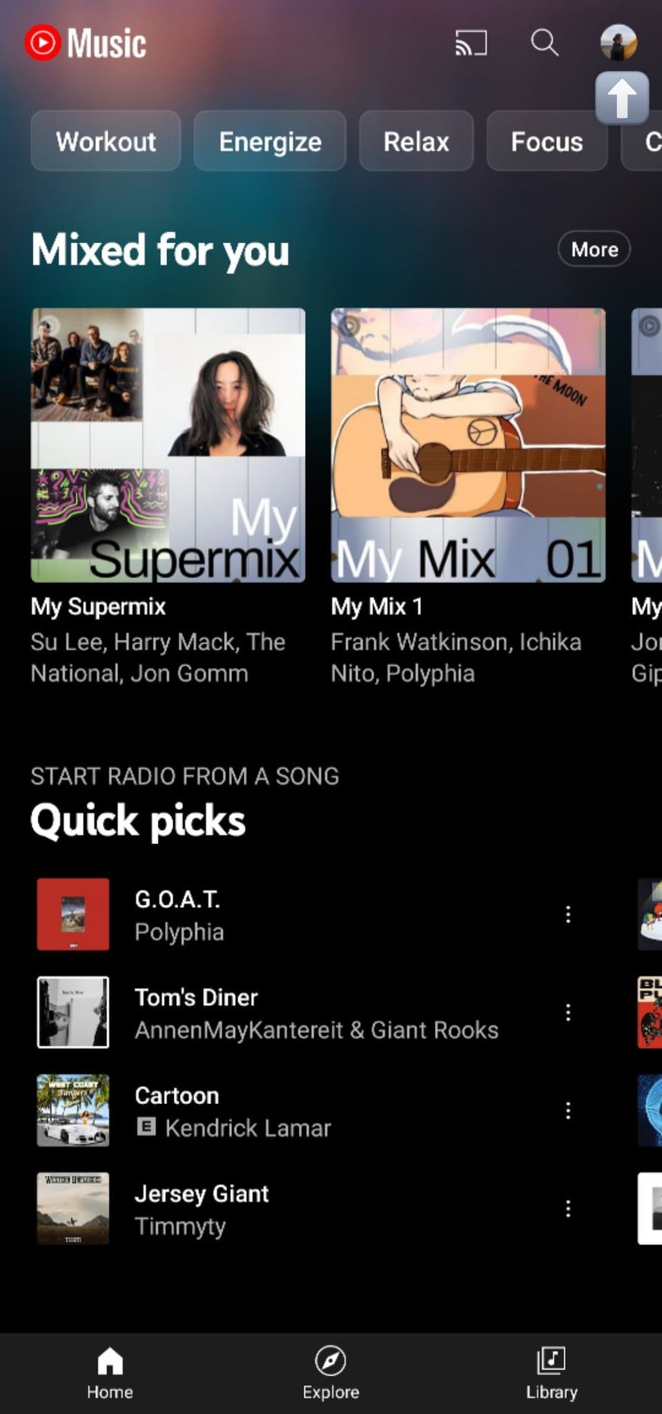 A página inicial do aplicativo YouTube Music para Android com uma seta branca em uma caixa cinza apontando para o ícone do perfil no canto superior direito.
