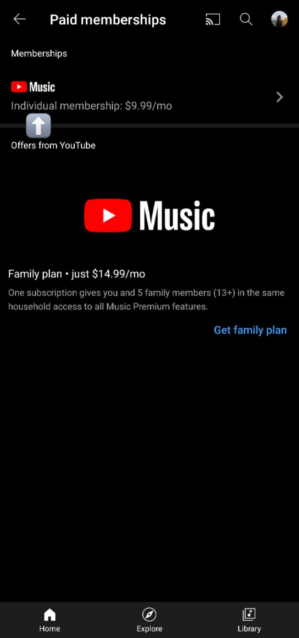 A página Assinaturas pagas no app YouTube Music para Android com uma seta branca em uma caixa cinza apontando para a assinatura individual listada perto do topo que será cancelada