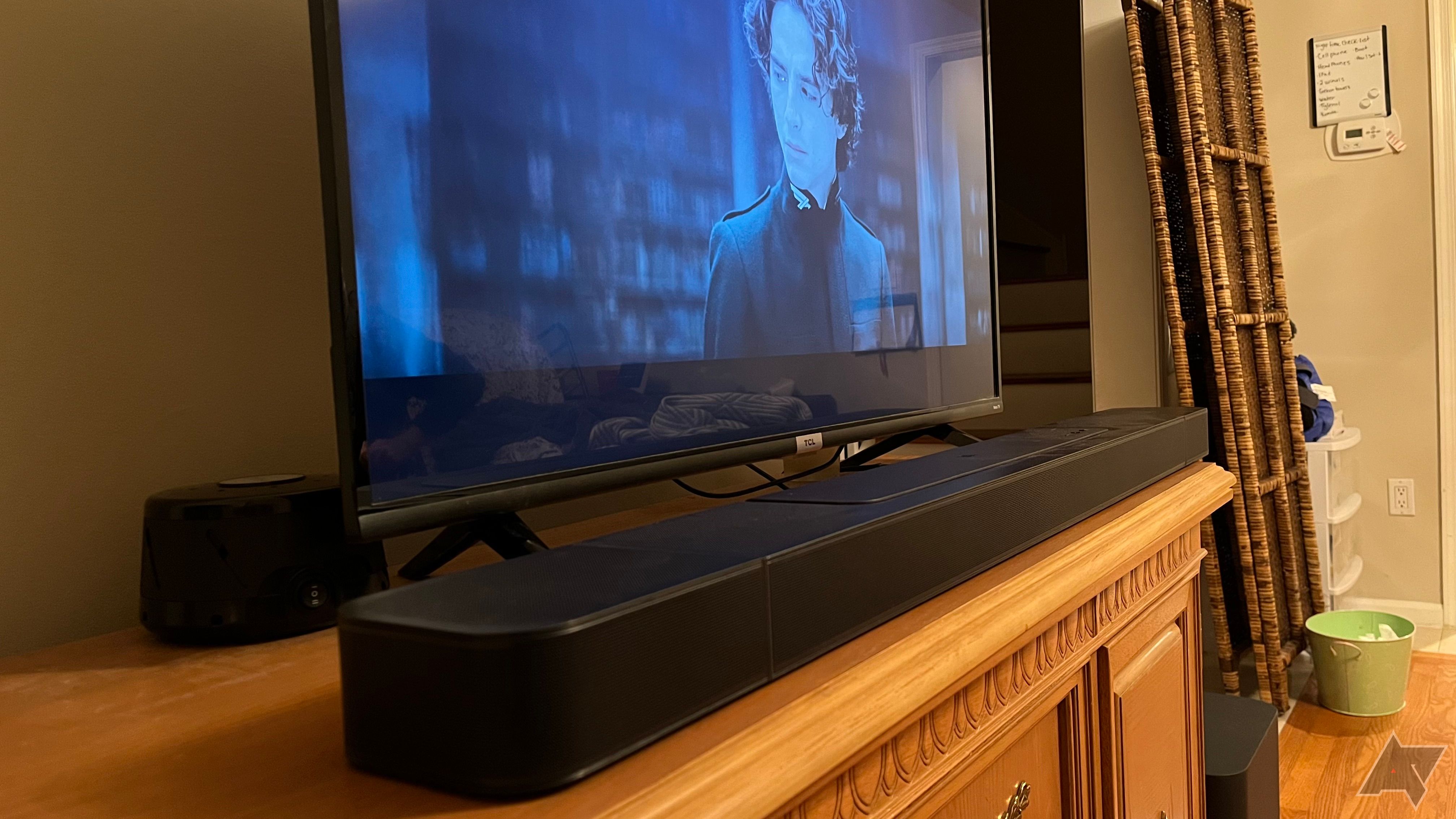 JBL Bar 1000 em um sistema de entretenimento em frente a uma TV