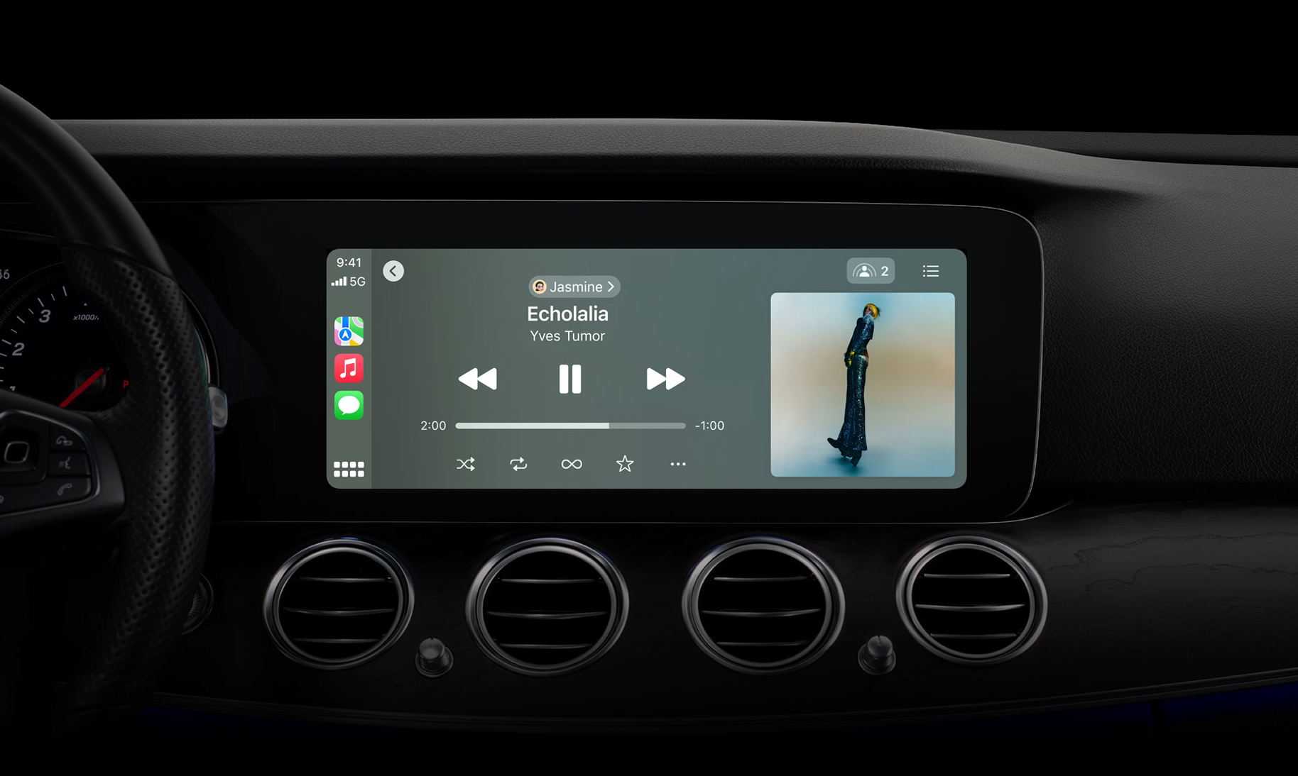 A tela de navegação do veículo mostra a atualização do iOS 17 para CarPlay. 