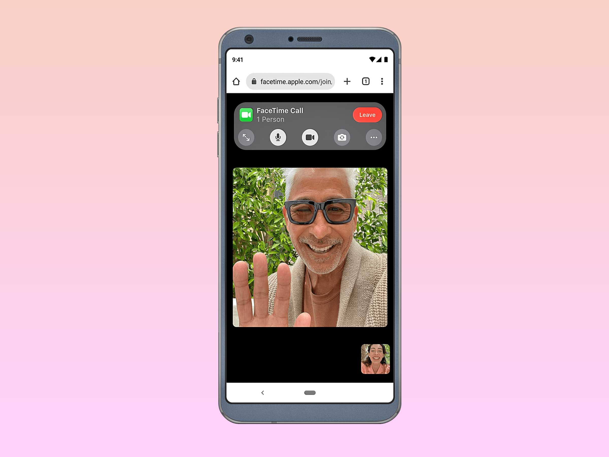 Um telefone Android mostrando um homem acenando durante uma ligação FaceTime.