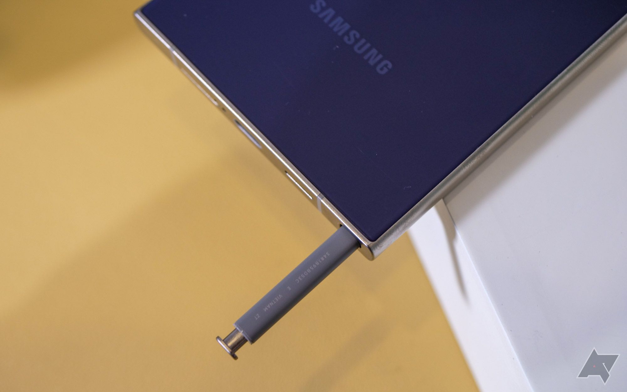 Um Galaxy S24 Ultra roxo com a S Pen retirada.