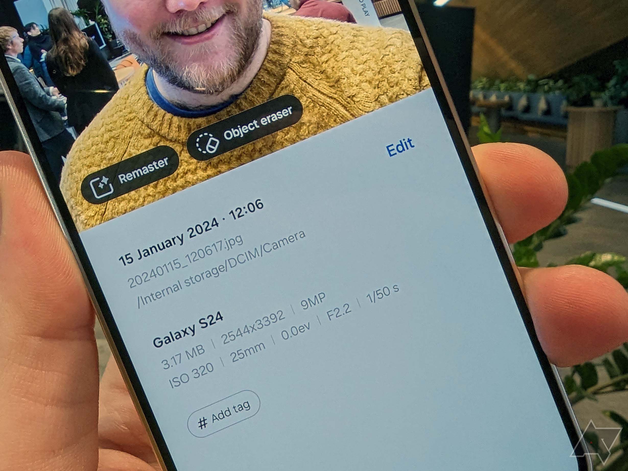 Um Samsung Galaxy S24 mostrando seus recursos de edição de fotos com IA