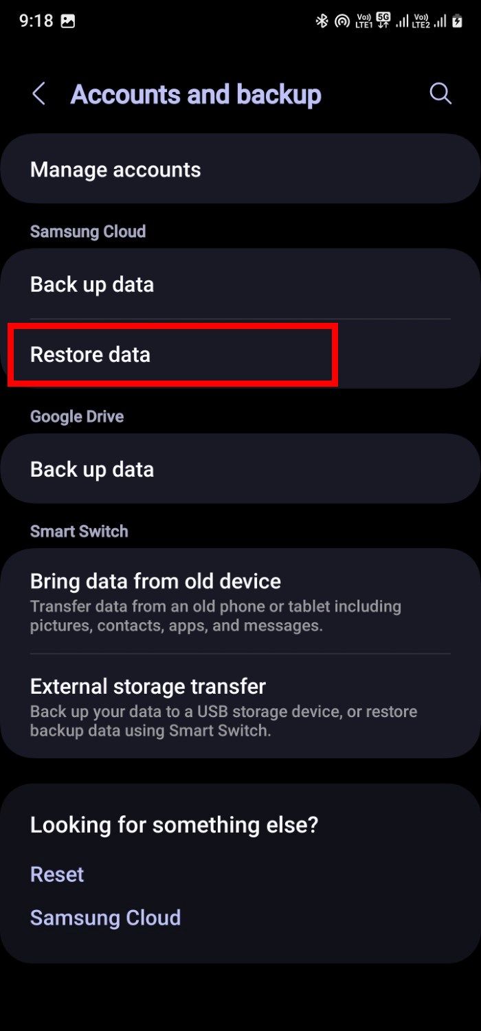 Captura de tela mostrando a opção de restauração de dados em Contas e backup em um telefone Samsung Galaxy S22 Ultra