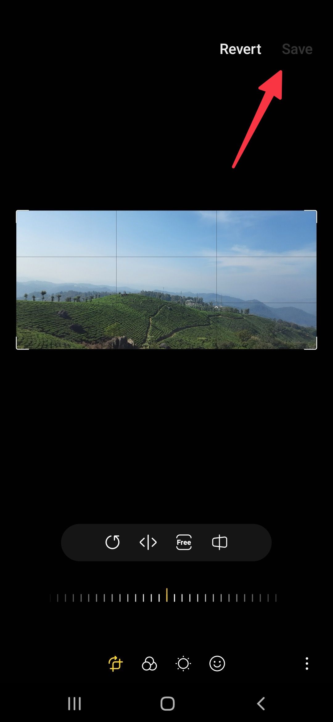 Captura de tela destacando a opção de salvar uma imagem redimensionada em um telefone Samsung