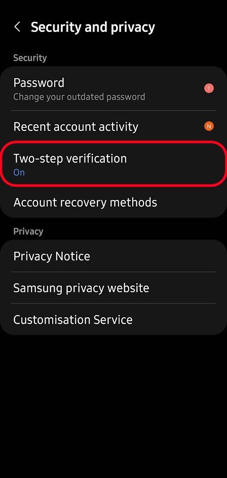 Página de configurações de segurança e privacidade da Samsung com a opção de verificação em duas etapas destacada.