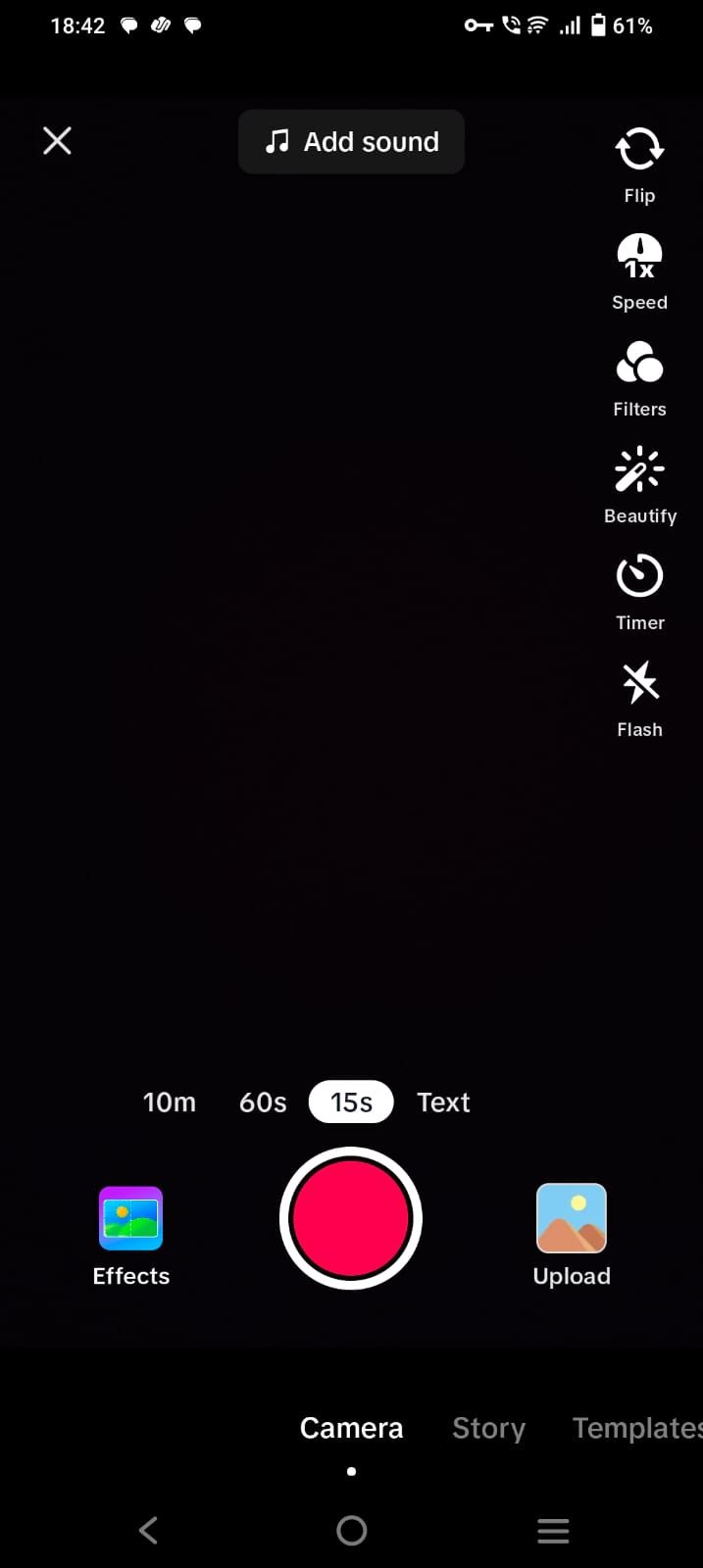 Captura de tela mostrando a câmera e as opções de upload no aplicativo TikTok
