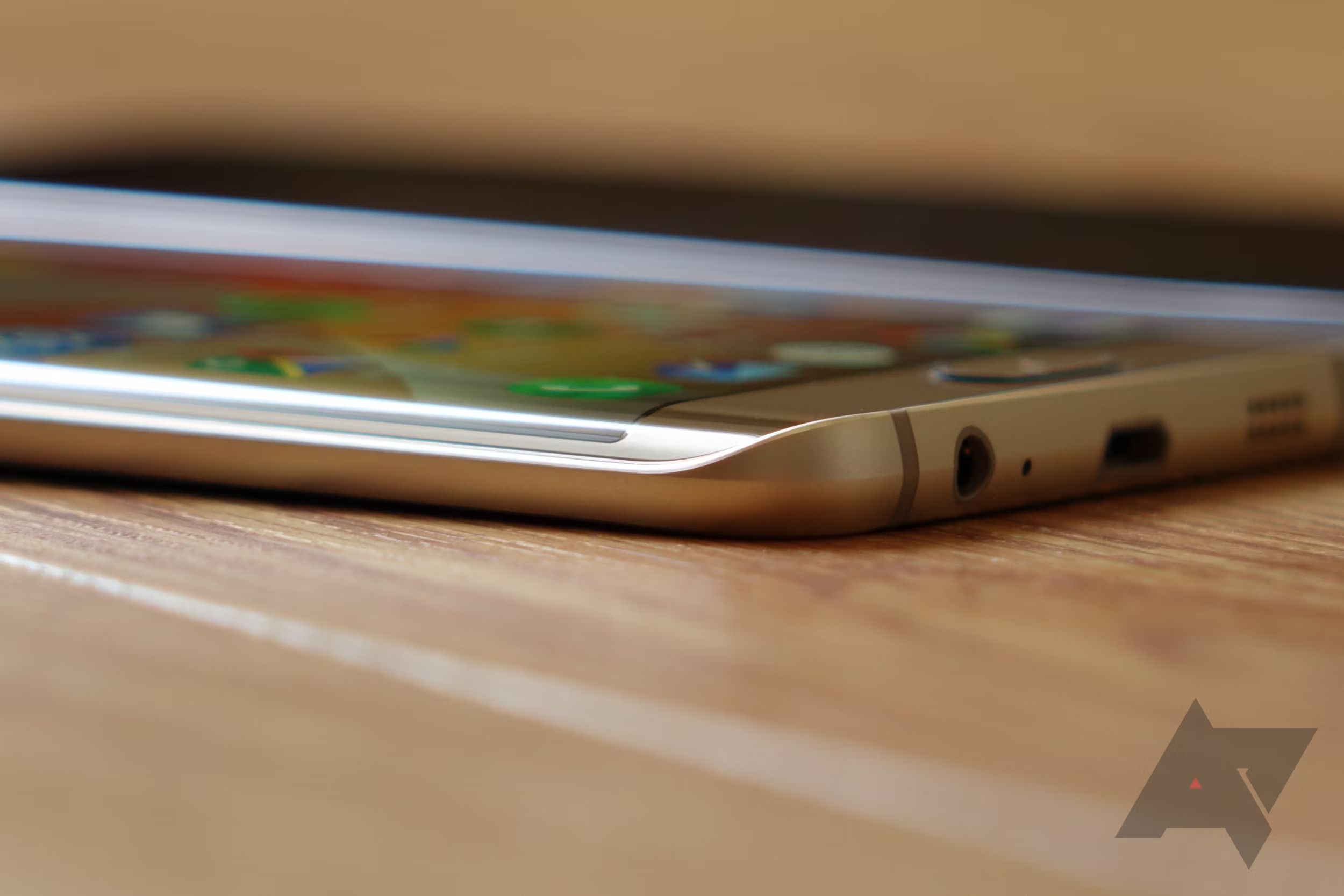 Samsung Galaxy S6 edge+ em uma mesa mostrando a tela curva