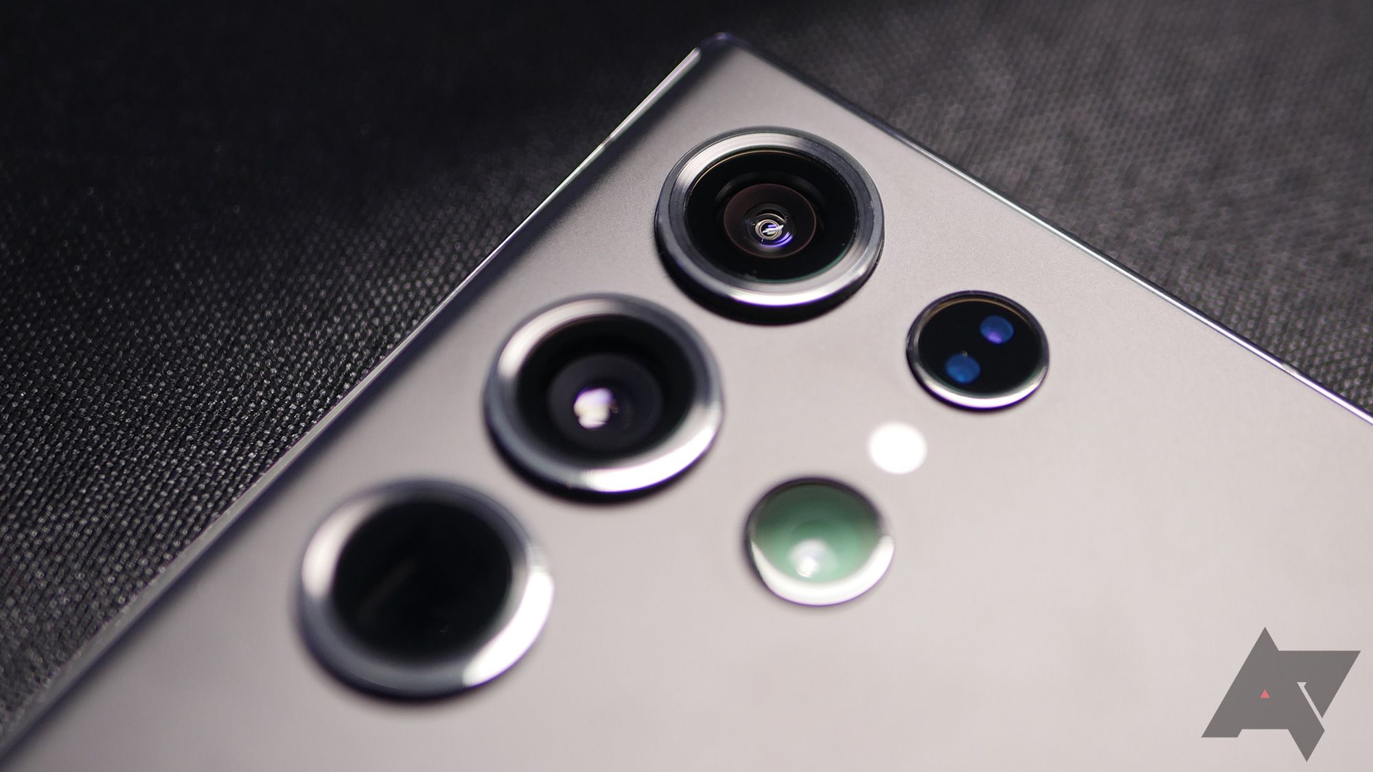 Câmeras traseiras de um Samsung Galaxy S23 Ultra cinza. 