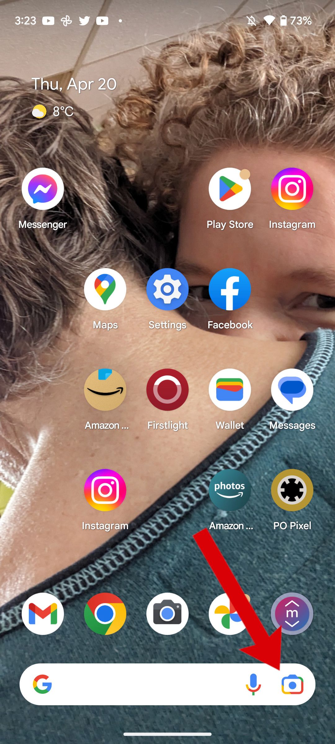 Uma captura de tela da tela inicial do Android com uma seta apontando para o ícone do Google Lens.