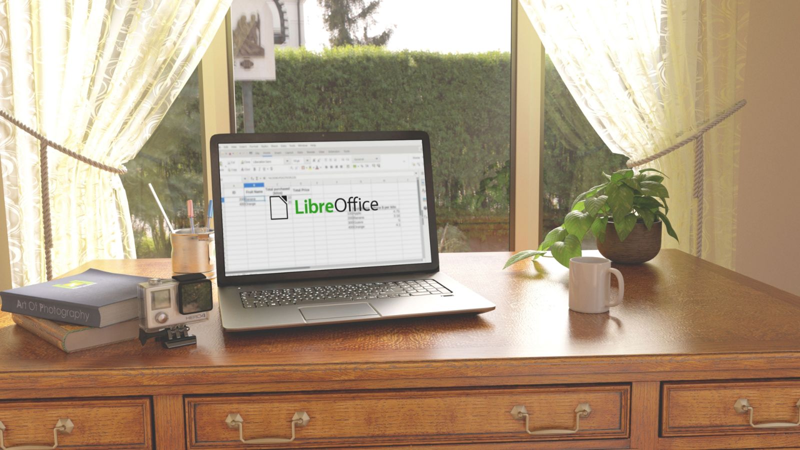 Imagem mostrando um laptop em uma mesa de madeira com o logotipo do LibreOffice na tela do laptop.