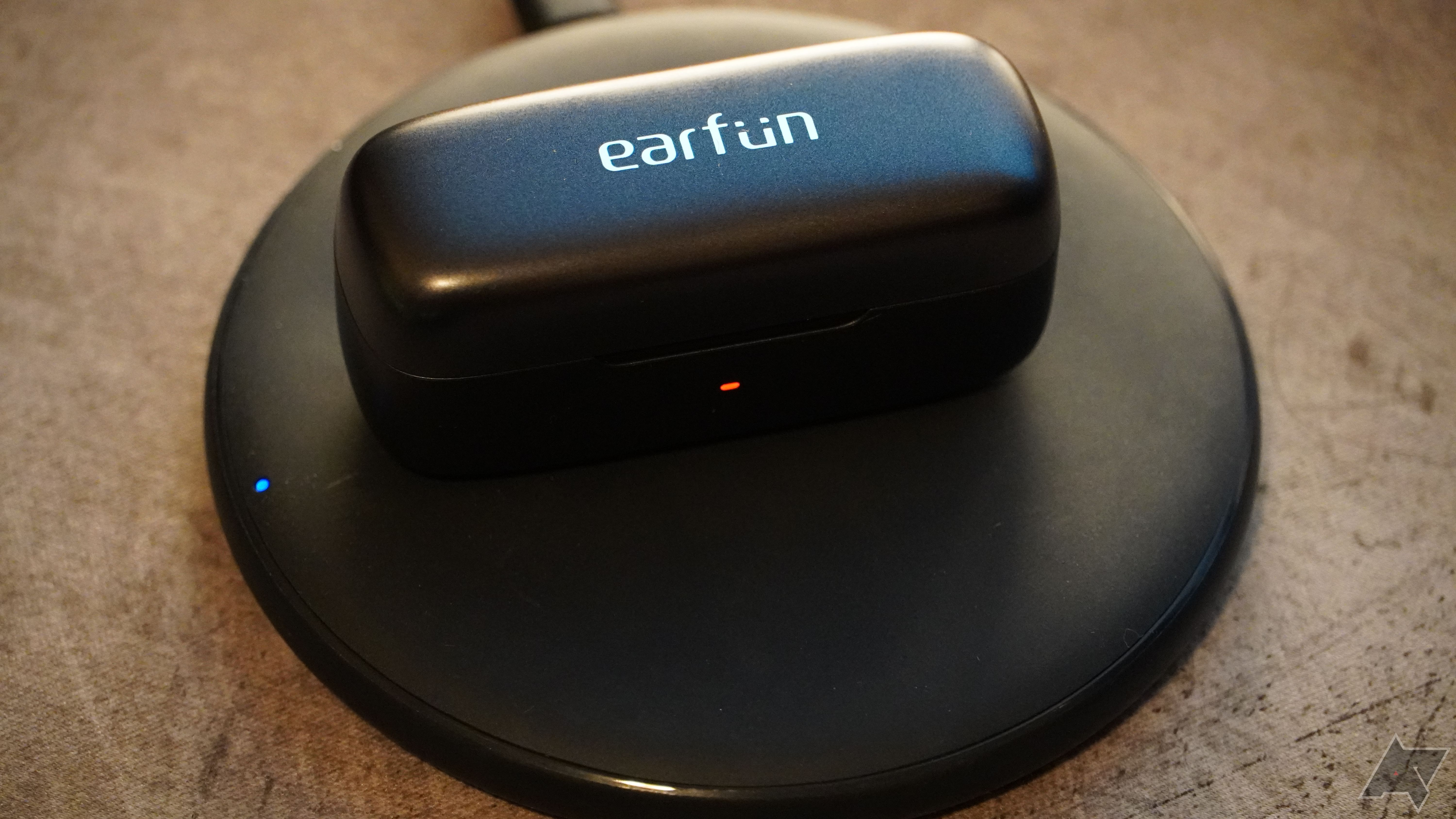 EarFun Free Pro 3 em um carregador sem fio