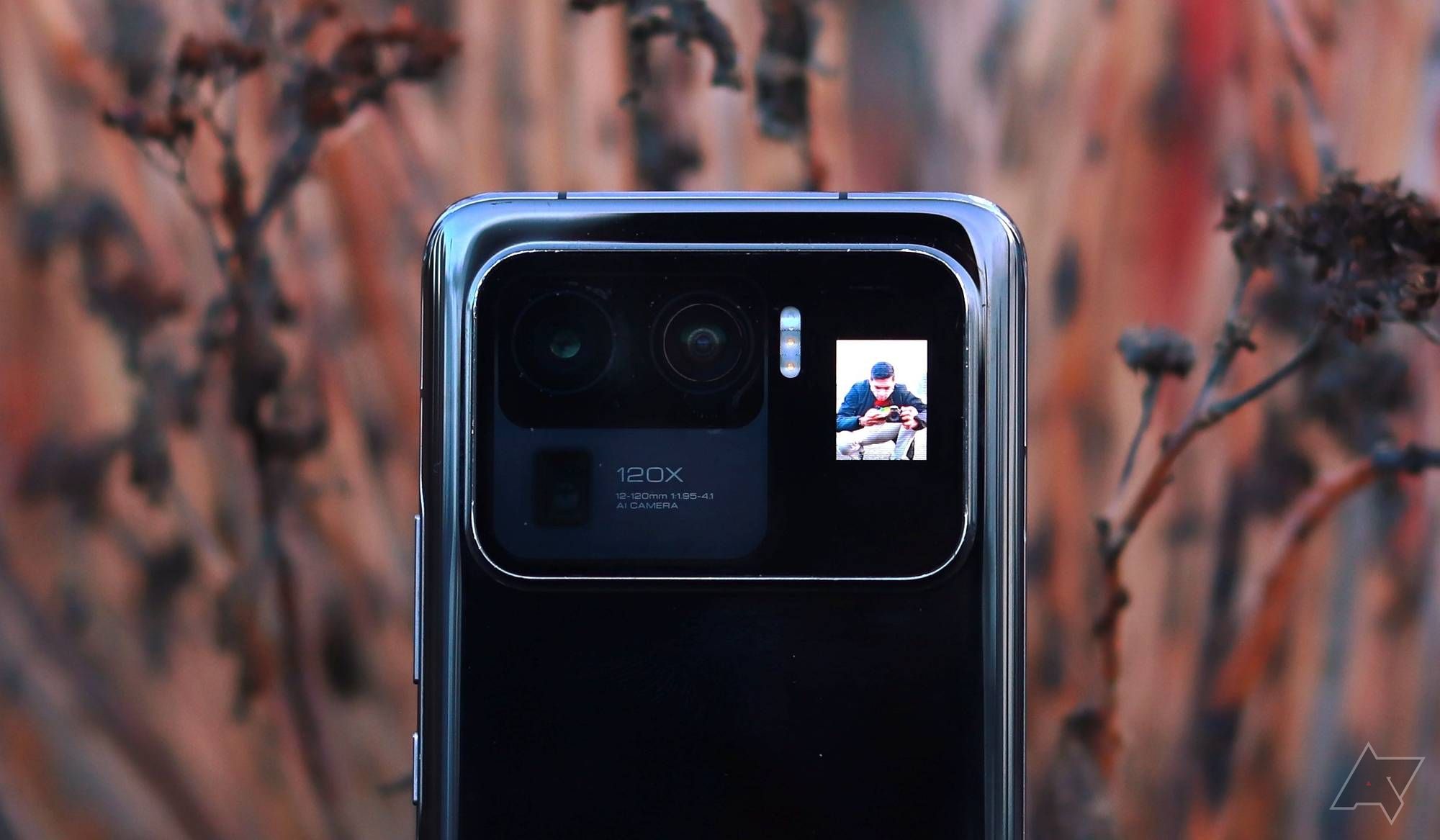 O Xiaomi Mi 11 Ultra com sua tela selfie traseira iluminada.