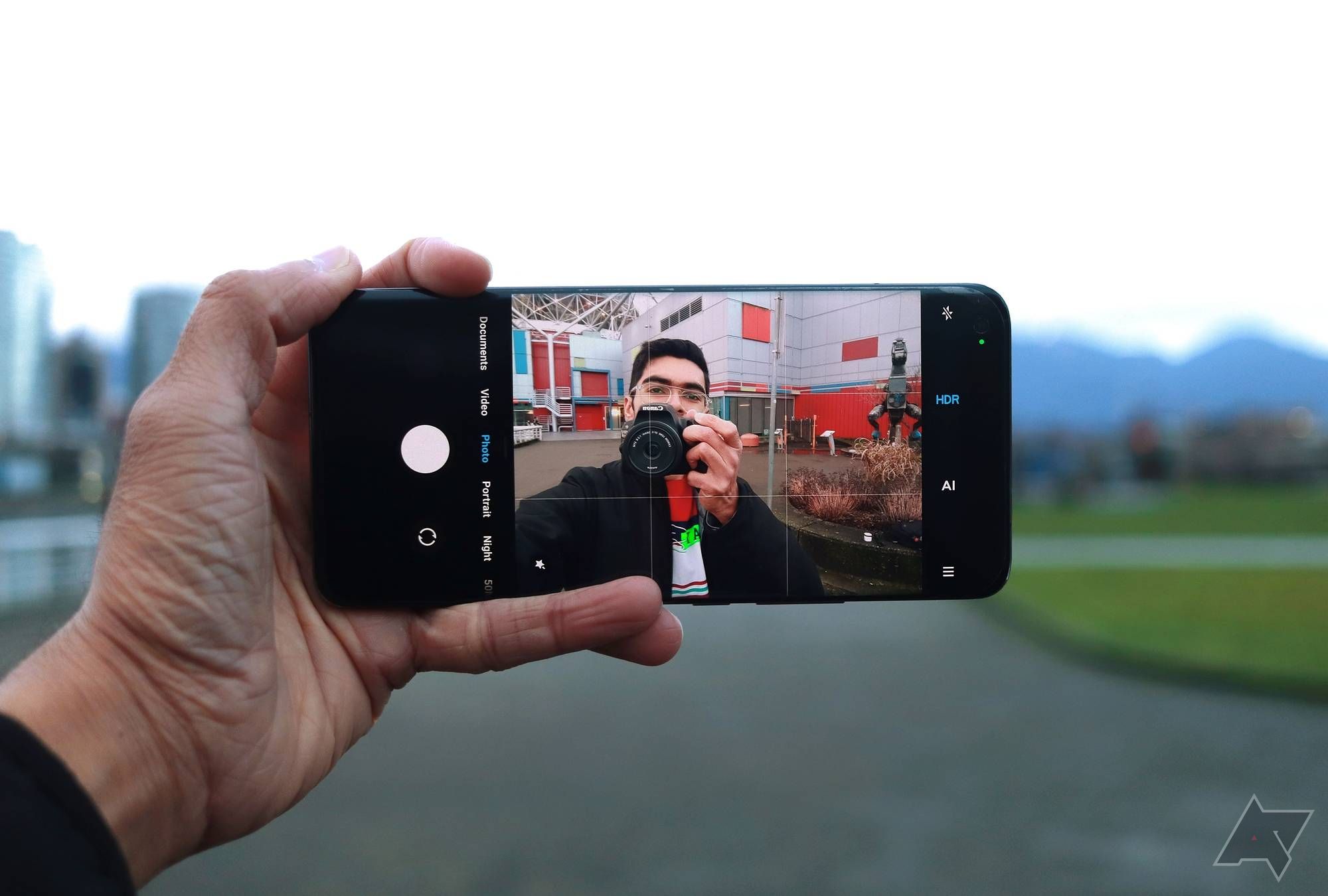 O Xiaomi Mi 11 Ultra sendo segurado com o visor aberto no modo selfie.