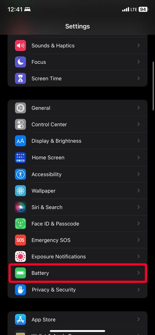 Selecionando a opção Bateria no menu de configurações do iPhone