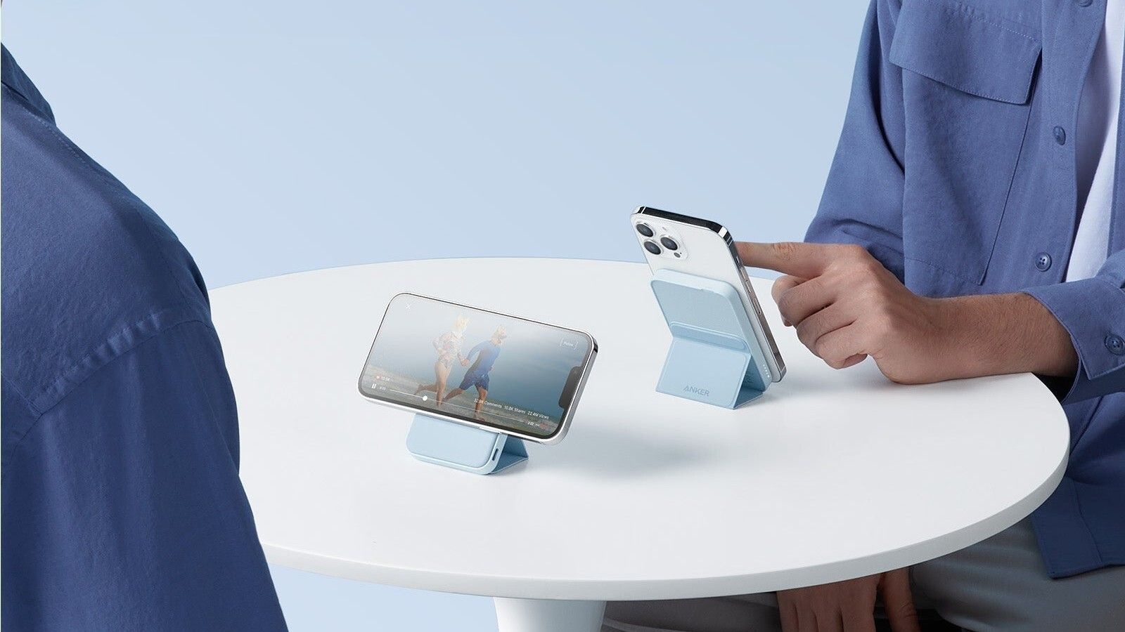 Imagem mostrando dois iPhones usando bancos de energia Anker 622 em uma mesa branca