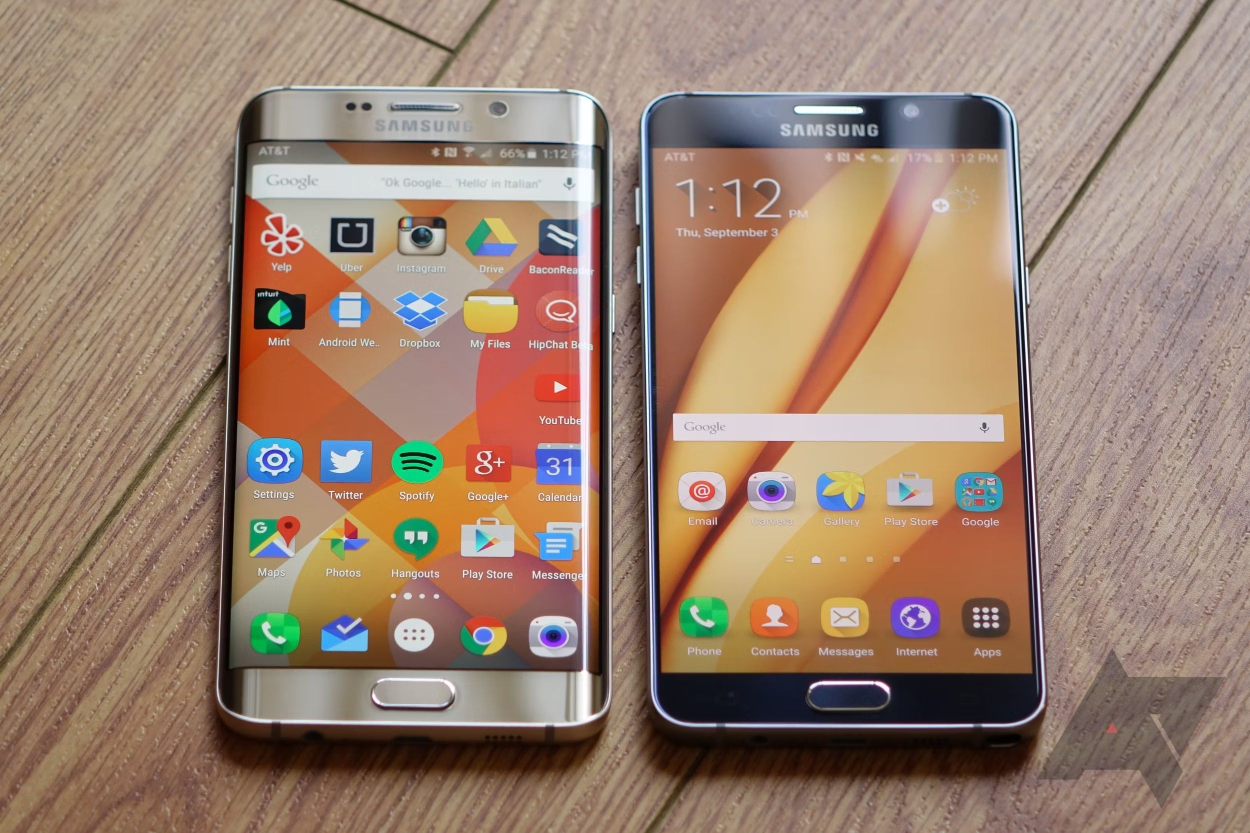 Samsung Galaxy S6 edge+ e Galaxy Note 5 lado a lado em uma mesa