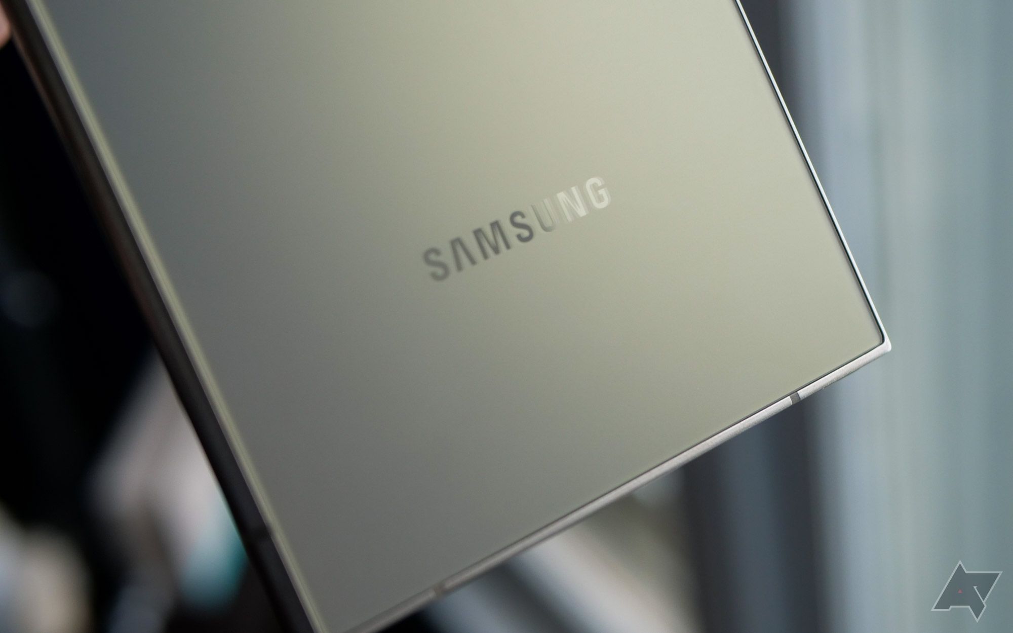 Um close do logotipo da Samsung no S24 Ultra.