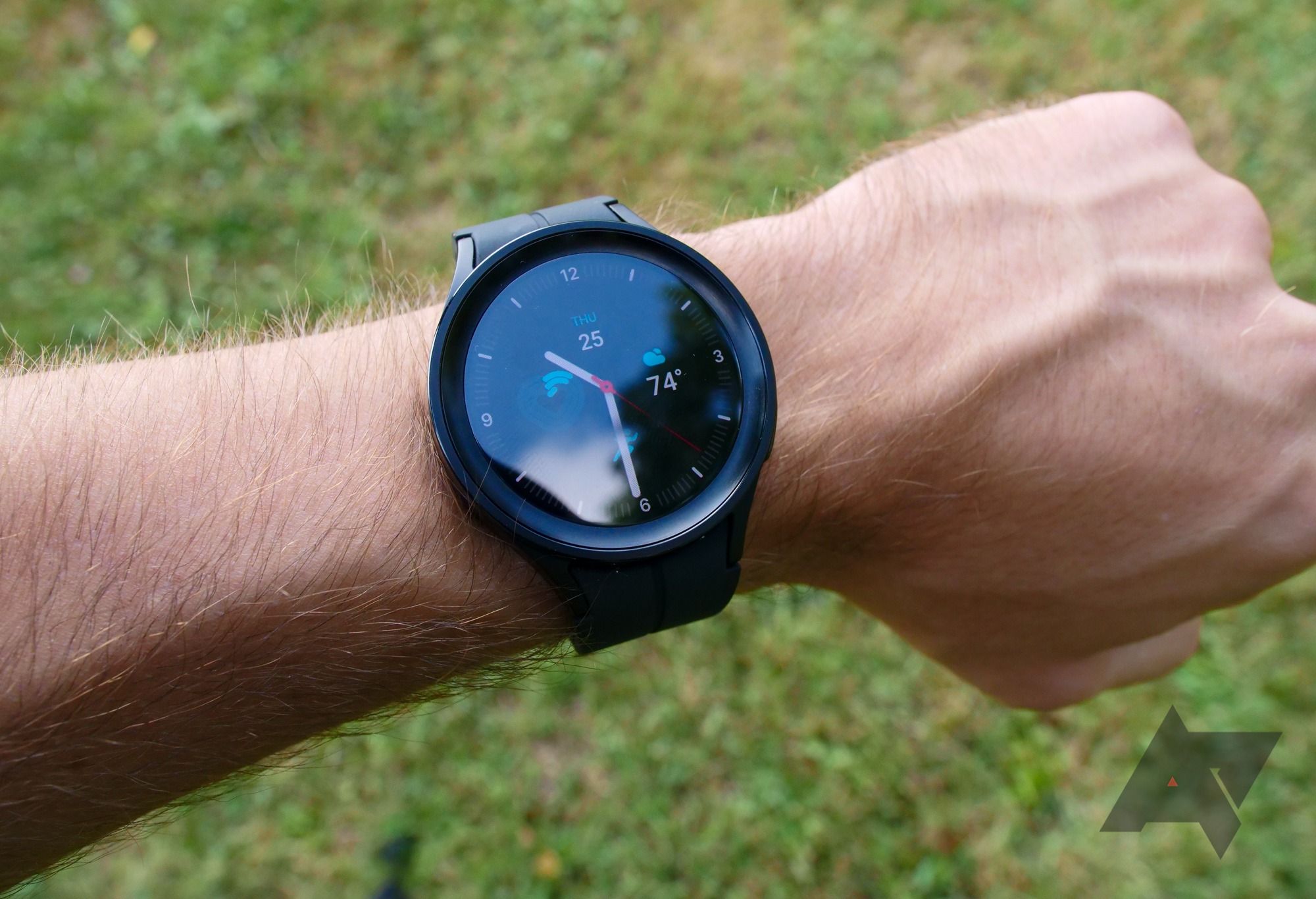 Uma visão recortada do pulso esquerdo de alguém com o Galaxy Watch 5 Pro em foco.