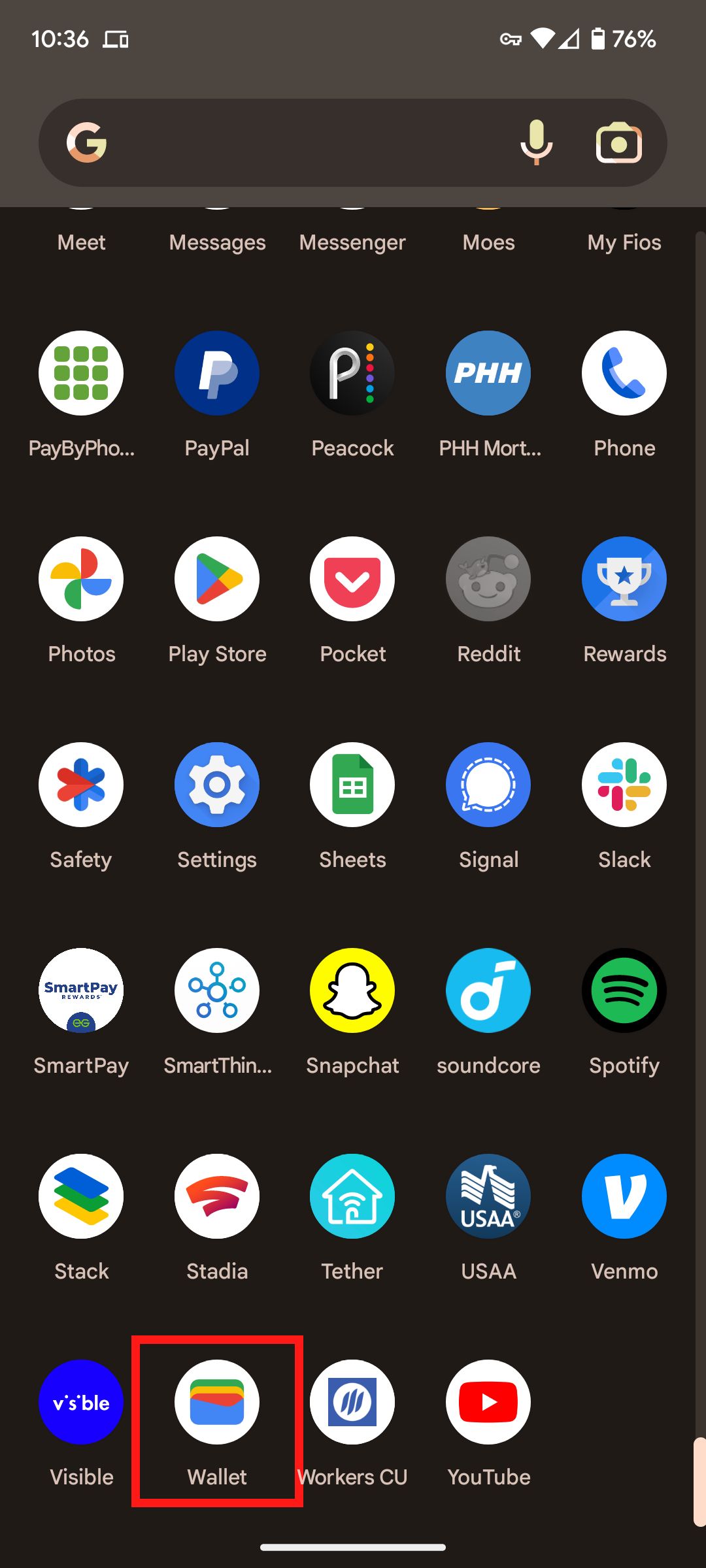 Uma gaveta de apps para smartphone Google Pixel com o app Google Wallet contornado por uma caixa vermelha
