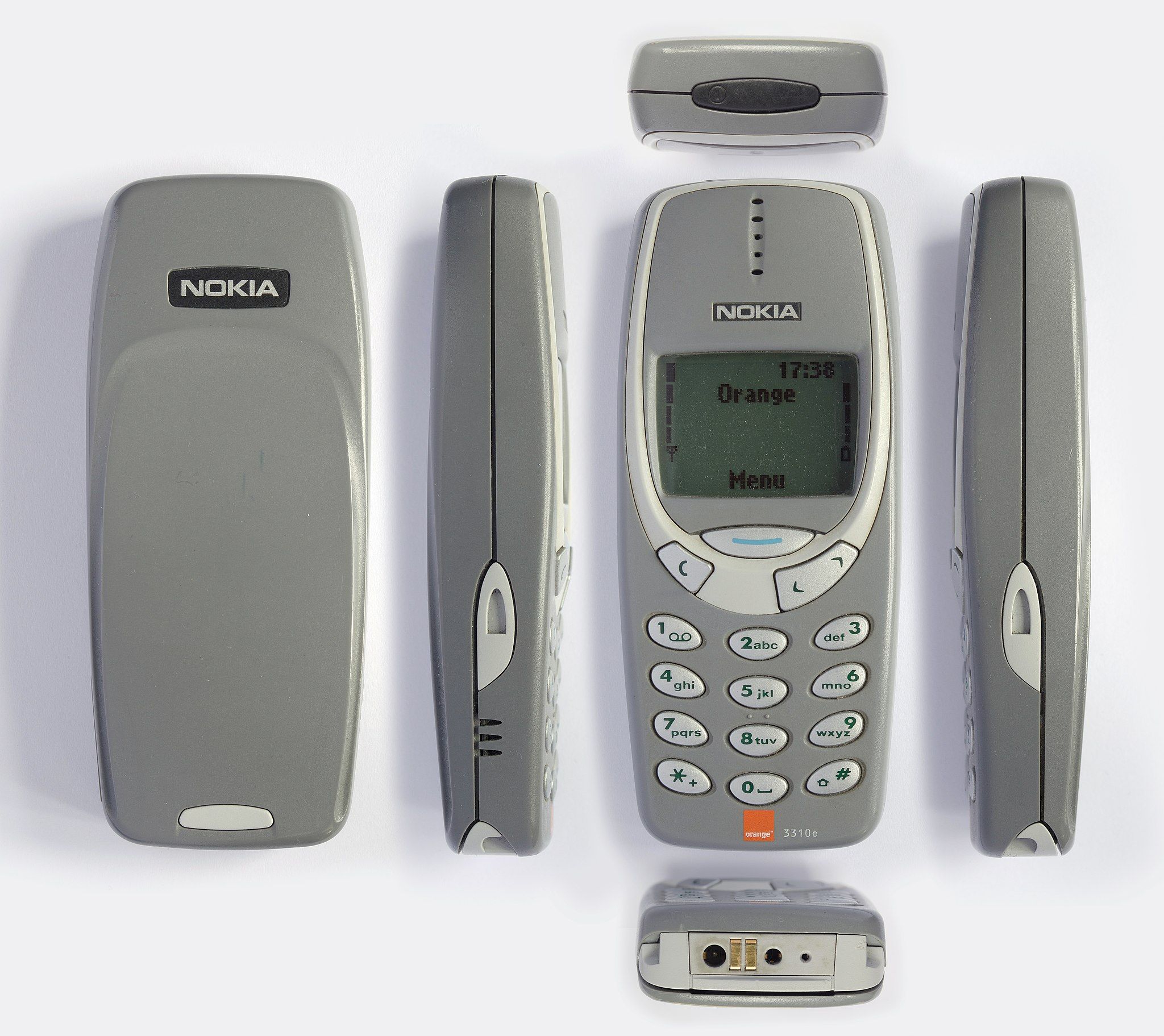 Vários telefones Nokia 3310 cinza apoiados em posições diferentes para mostrar ângulos alternativos do dispositivo.