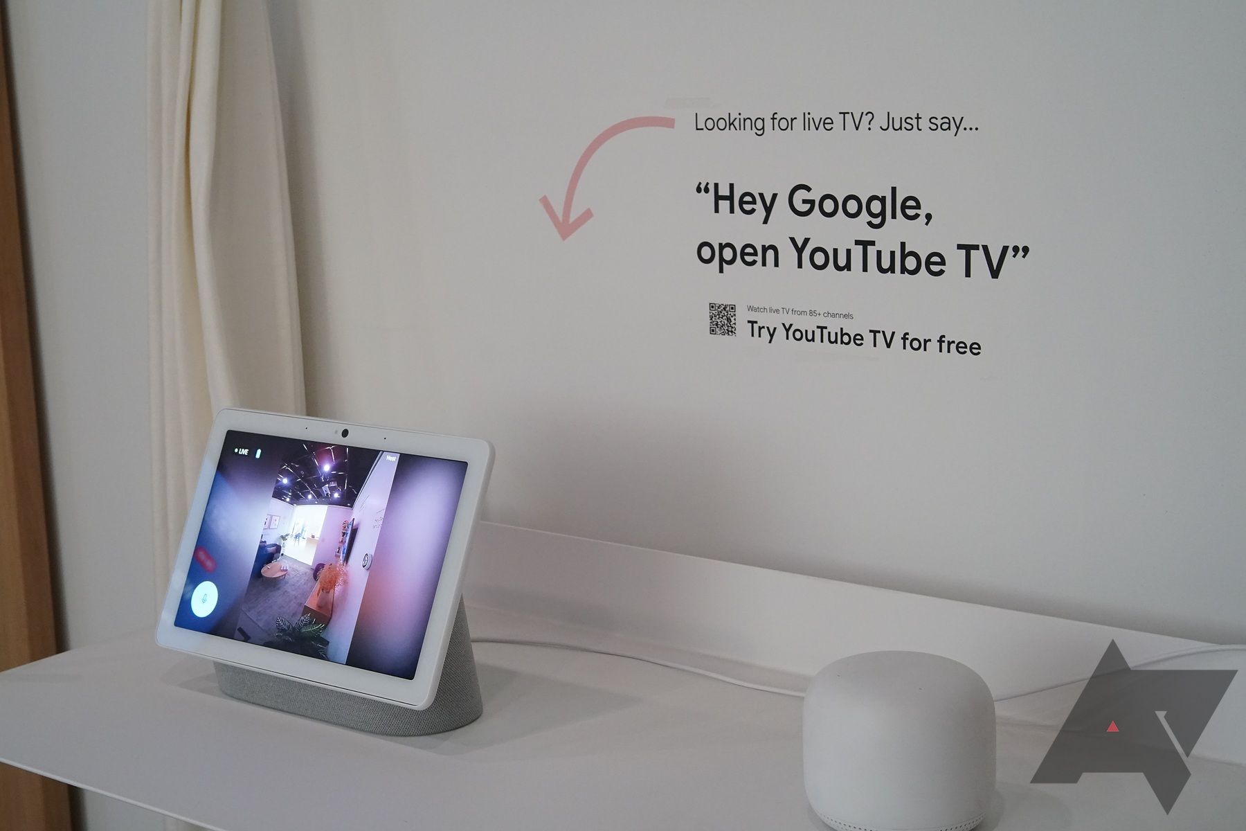 Exibição do ninho do Google na prateleira branca