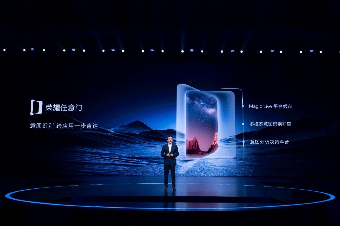 CEO da Honor, George Zhao, em pé em um palco com um slide projetado atrás dele com recursos do Magic OS 8.0