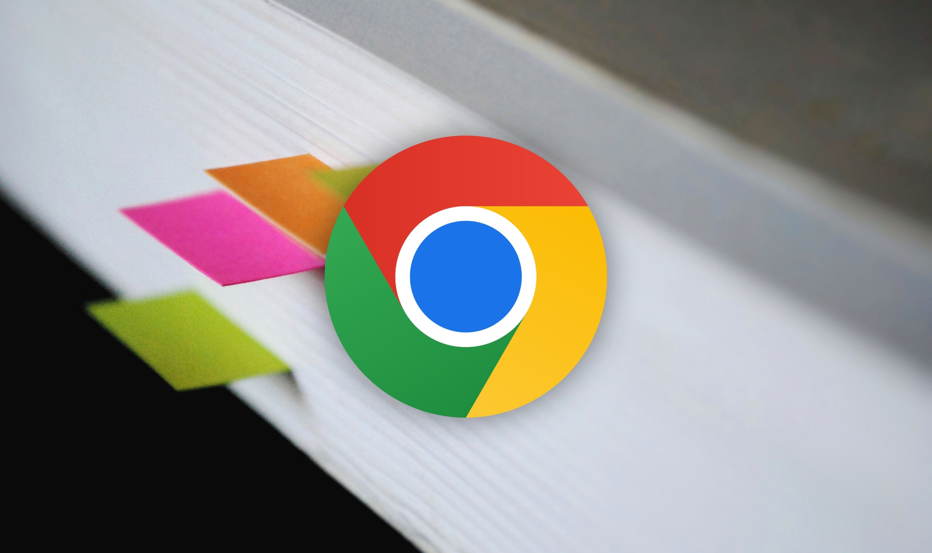 Logotipo do Google Chrome em um livro com marcadores anexados às páginas.
