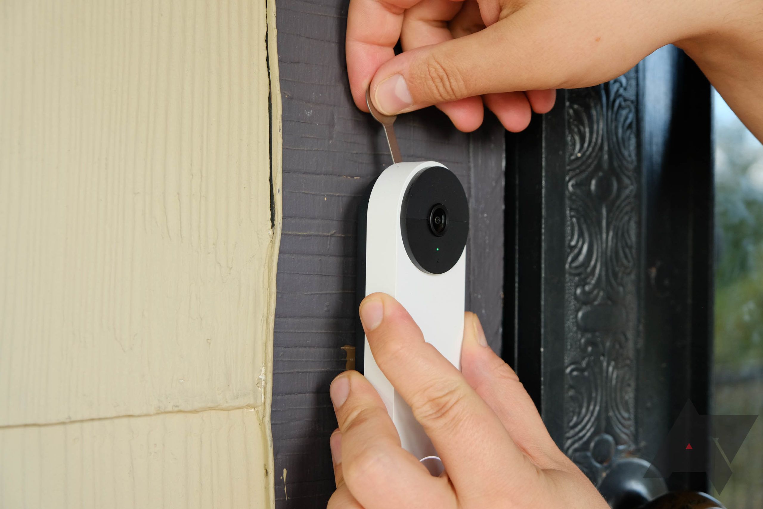 Uma Nest Video Doorbell sendo instalada.
