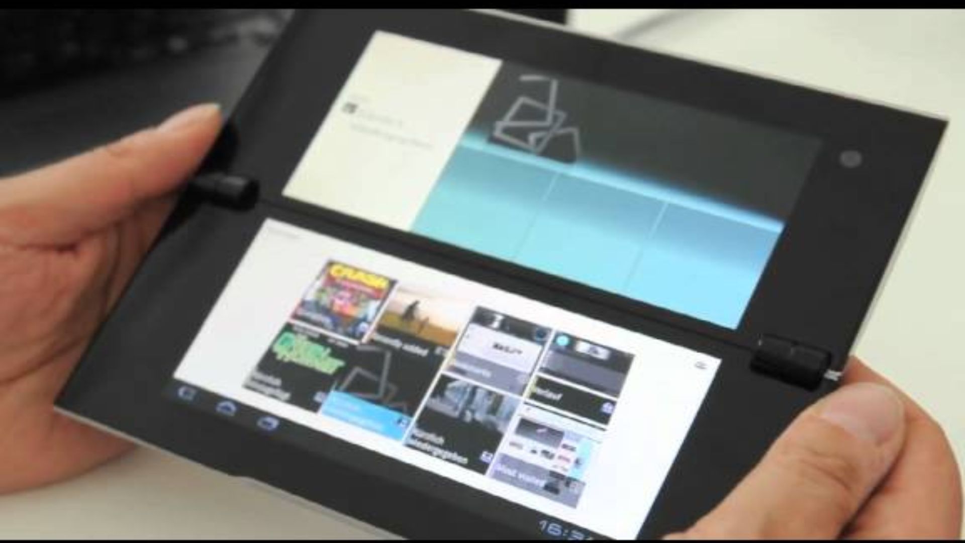 Tablet Sony S2 segurado com ambas as telas abertas