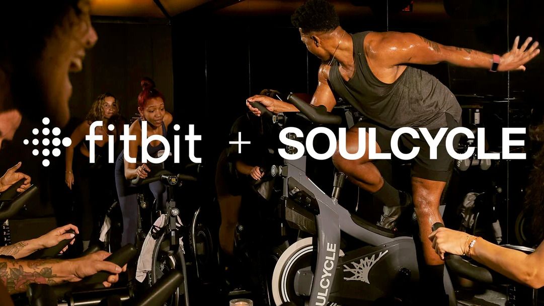 Uma renderização de colaboração Fitbit e SoulCycle