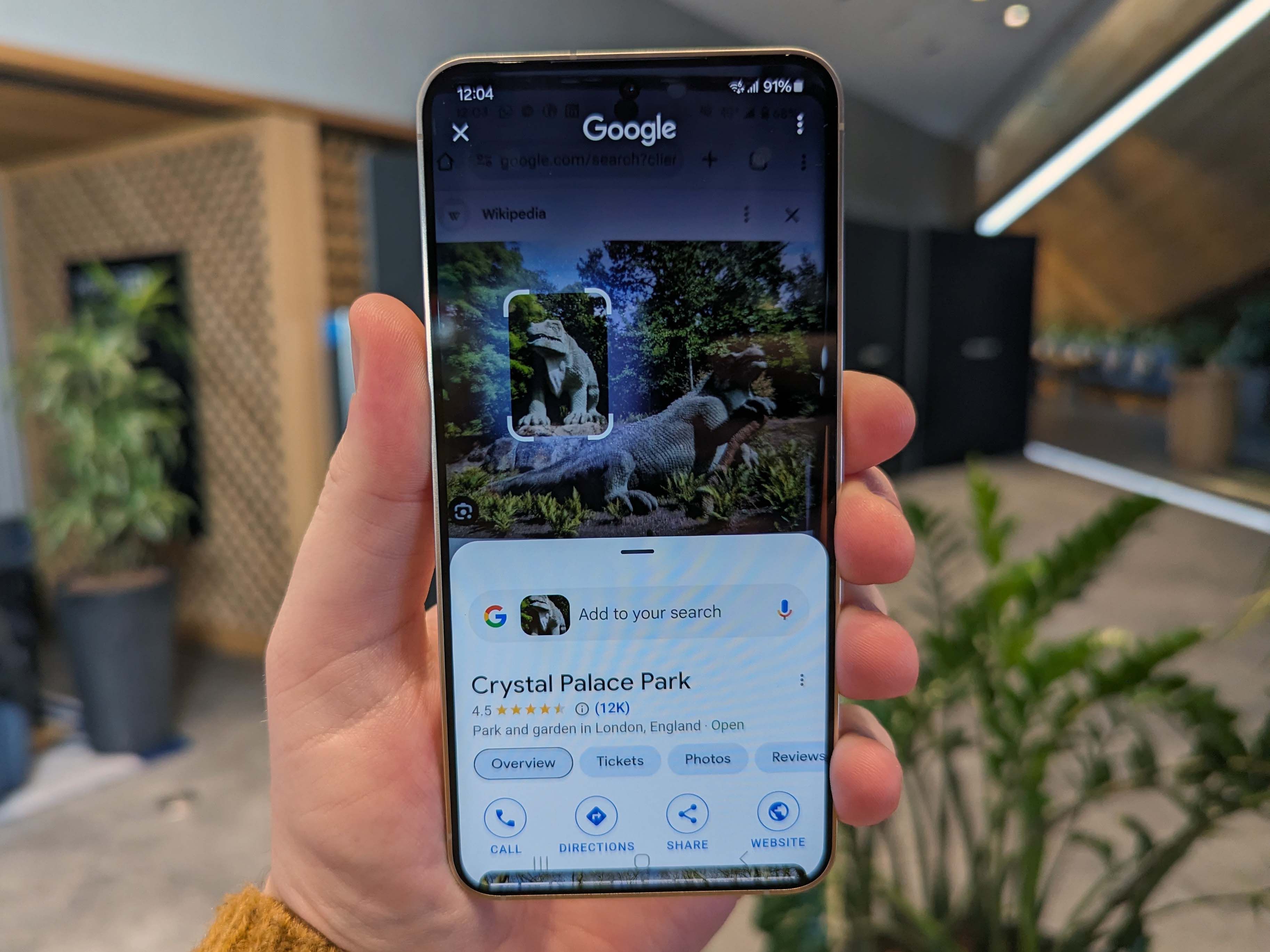 O Samsung Galaxy S24 mostrando o recurso de pesquisa do Google Circle to Search