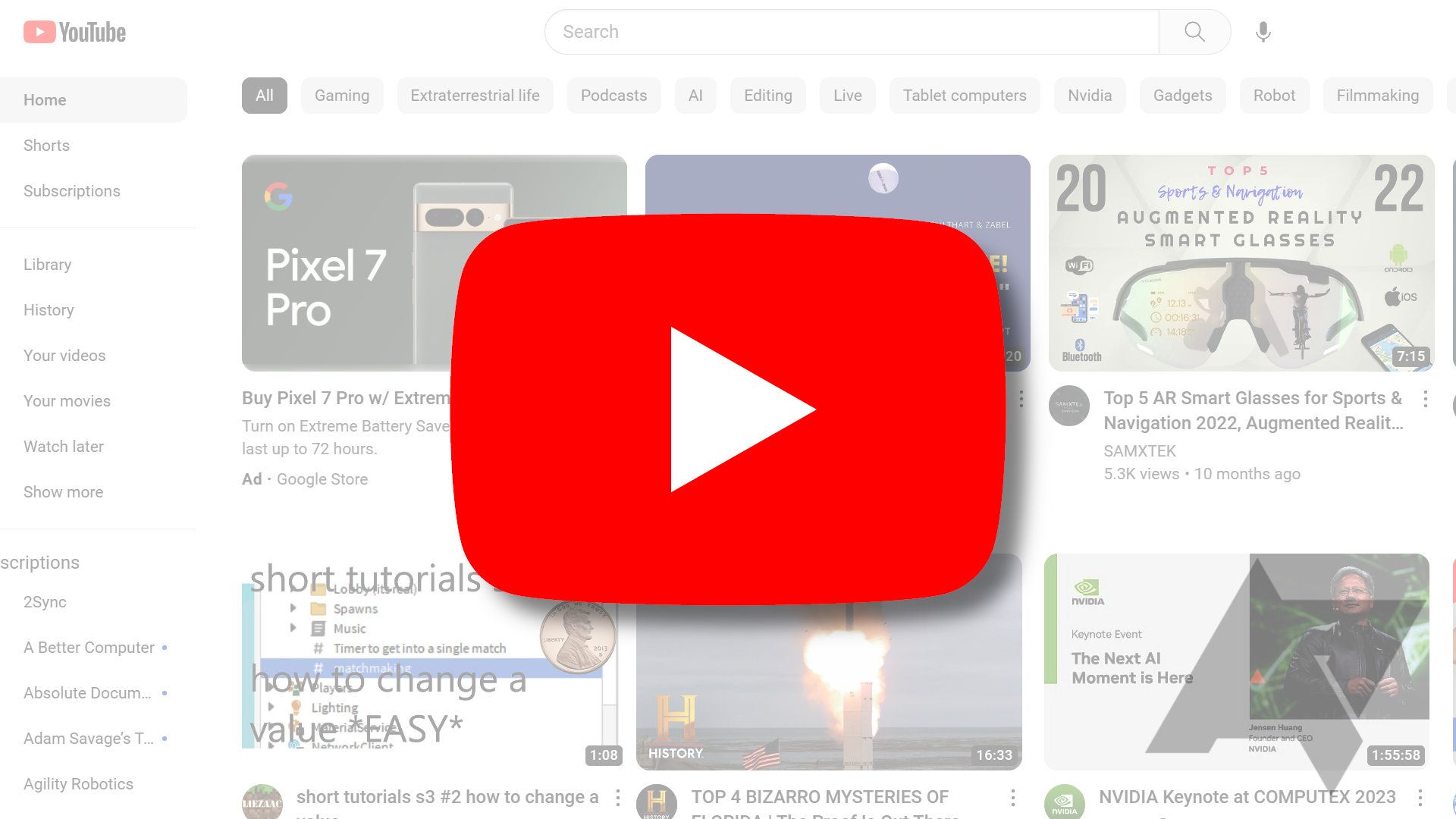 O logotipo do YouTube aparece sobre uma imagem em tela branca do YouTube aberta em um navegador, com marca d'água AP.