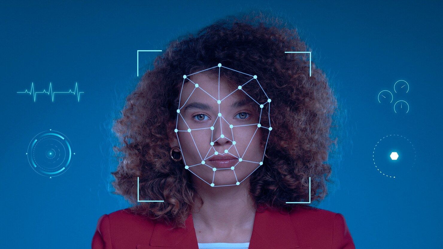 Rosto de mulher com sobreposição de malha de reconhecimento facial digital, cercado por vários ícones relacionados à tecnologia em um fundo azul.