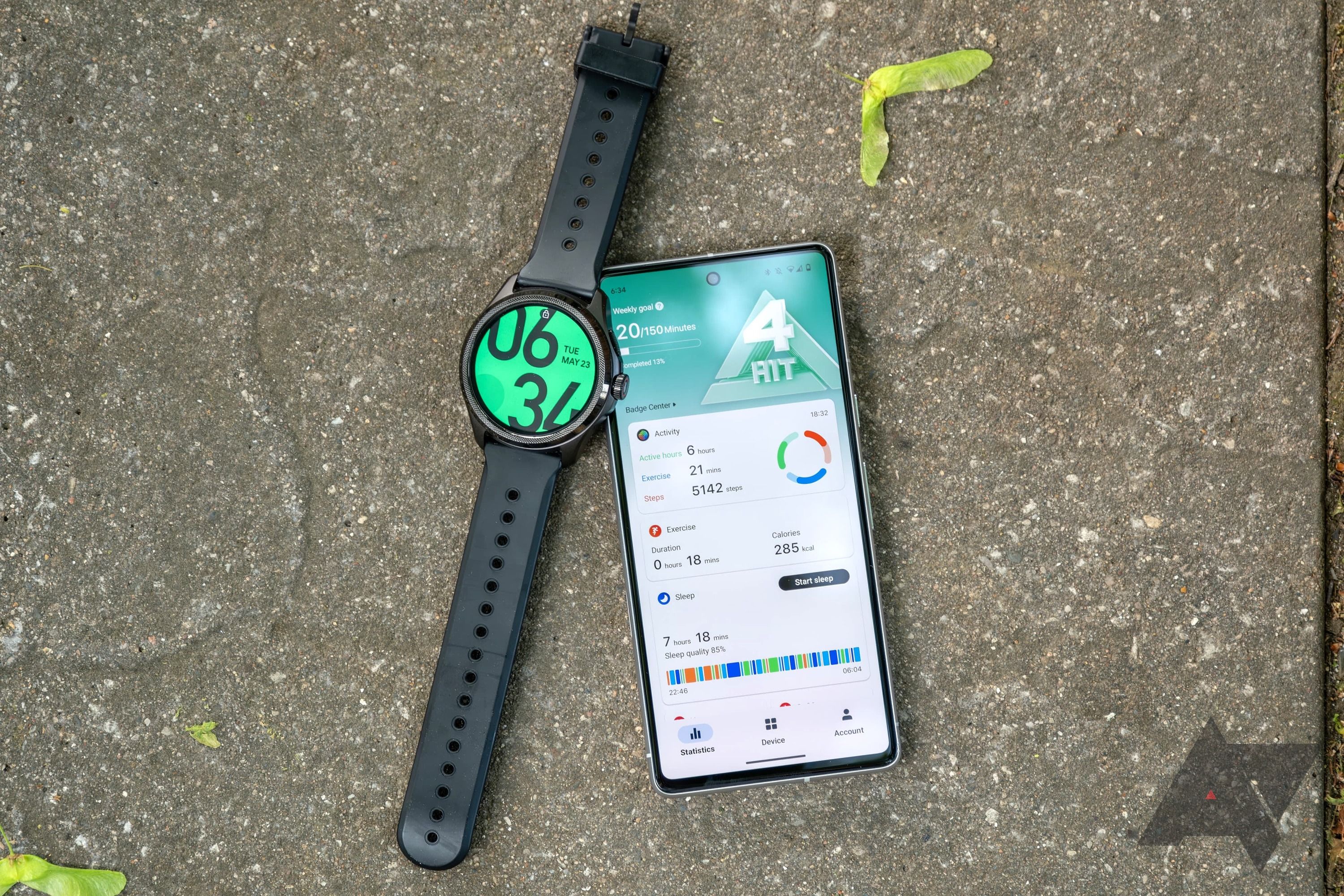 Um Ticwatch Pro 5 colocado em um smartphone com seu aplicativo de fitness dedicado aberto na tela.