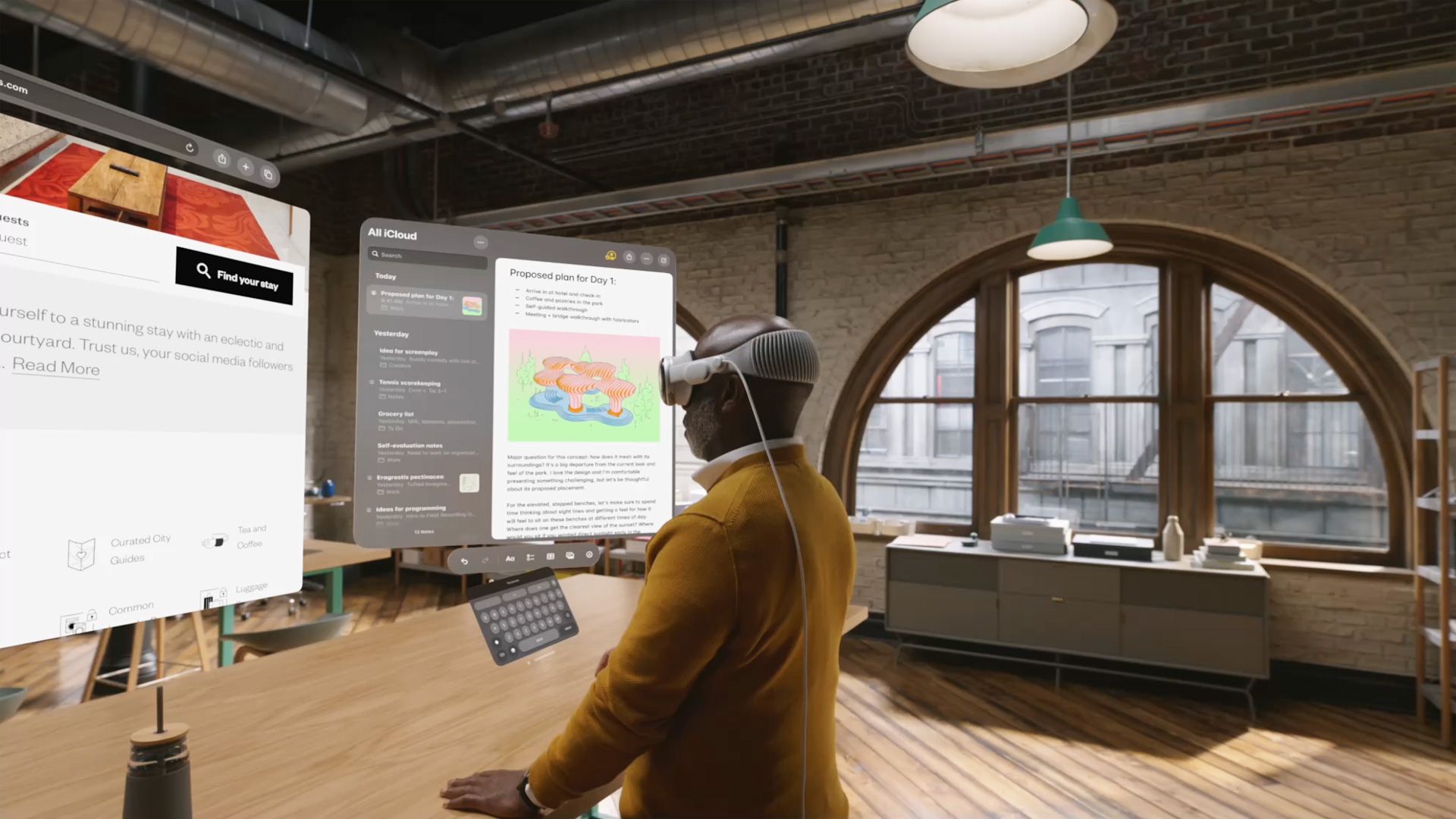 Homem usa Vision Pro para simular trabalho em desktop. 
